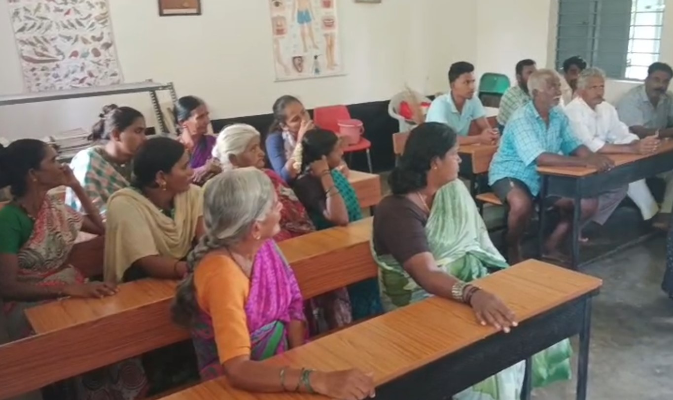 ಸ್ಥಳಾಂತರಕ್ಕೆ ಸಂಬಂಧಿಸಿದಂತೆ ಶಾಲೆಯಲ್ಲಿ ಇತ್ತೀಚೆಗೆ ನಡೆದ ಸಭೆಯಲ್ಲಿ ಭಾಗವಹಿಸಿದ್ದ ವಿದ್ಯಾರ್ಥಿಗಳ ಪೋಷಕರು ಮತ್ತು ಗ್ರಾಮಸ್ಥರು