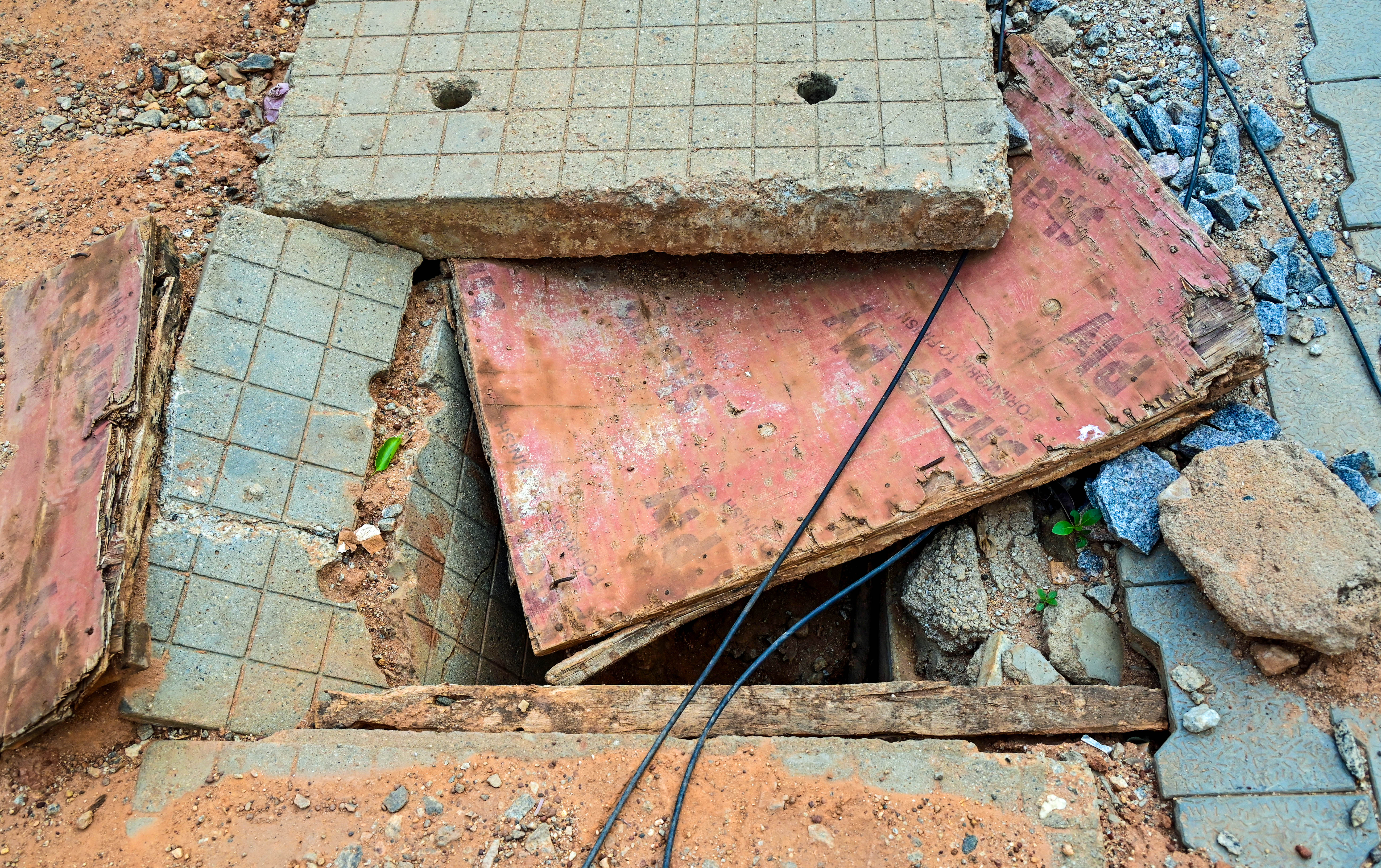 ಪಾದಚಾರಿ ಮಾರ್ಗದಲ್ಲಿನ ಗುಂಡಿಗಳು
–ಪ್ರಜಾವಾಣಿ ಚಿತ್ರ:ರಂಜು ಪಿ.