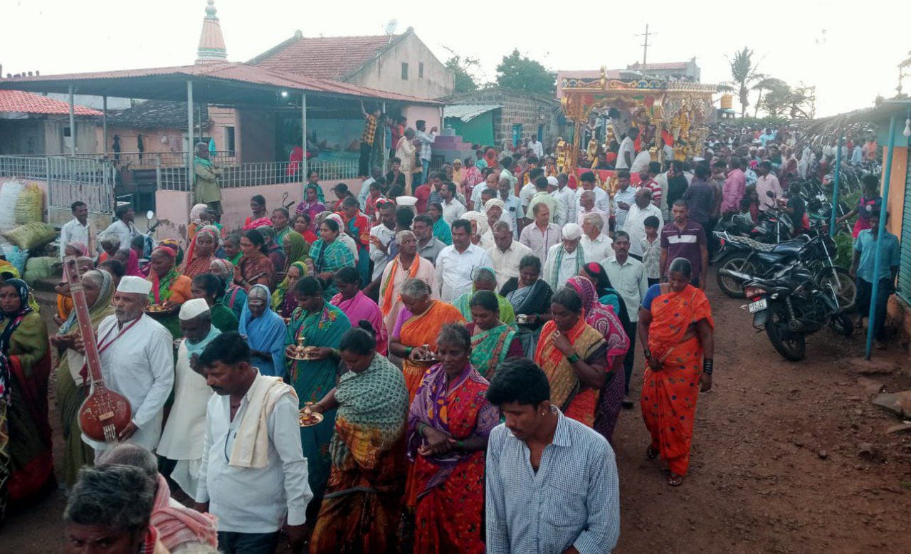 ಚಿಕ್ಕೋಡಿ ತಾಲ್ಲೂಕಿನ ಮಜಲಟ್ಟಿ ಗ್ರಾಮದಲ್ಲಿ ಬಸವಪ್ರಭು ಮಹಾರಾಜರ ಪಾರ್ಥಿವ ಶರೀರದ ಮೆರವಣಿಗೆ ಮಾಡಲಾಯಿತು
