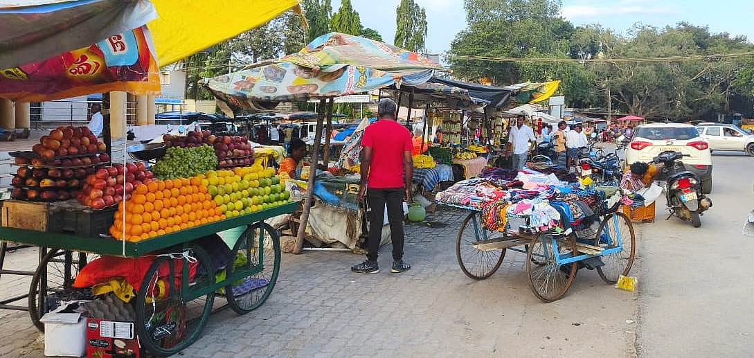 ತುರುವೇಕೆರೆ | ಬೀದಿ ಬದಿ ವ್ಯಾಪಾರ: ಮುಗಿಯದ ಸ್ಥಳ ಗೊಂದಲ 