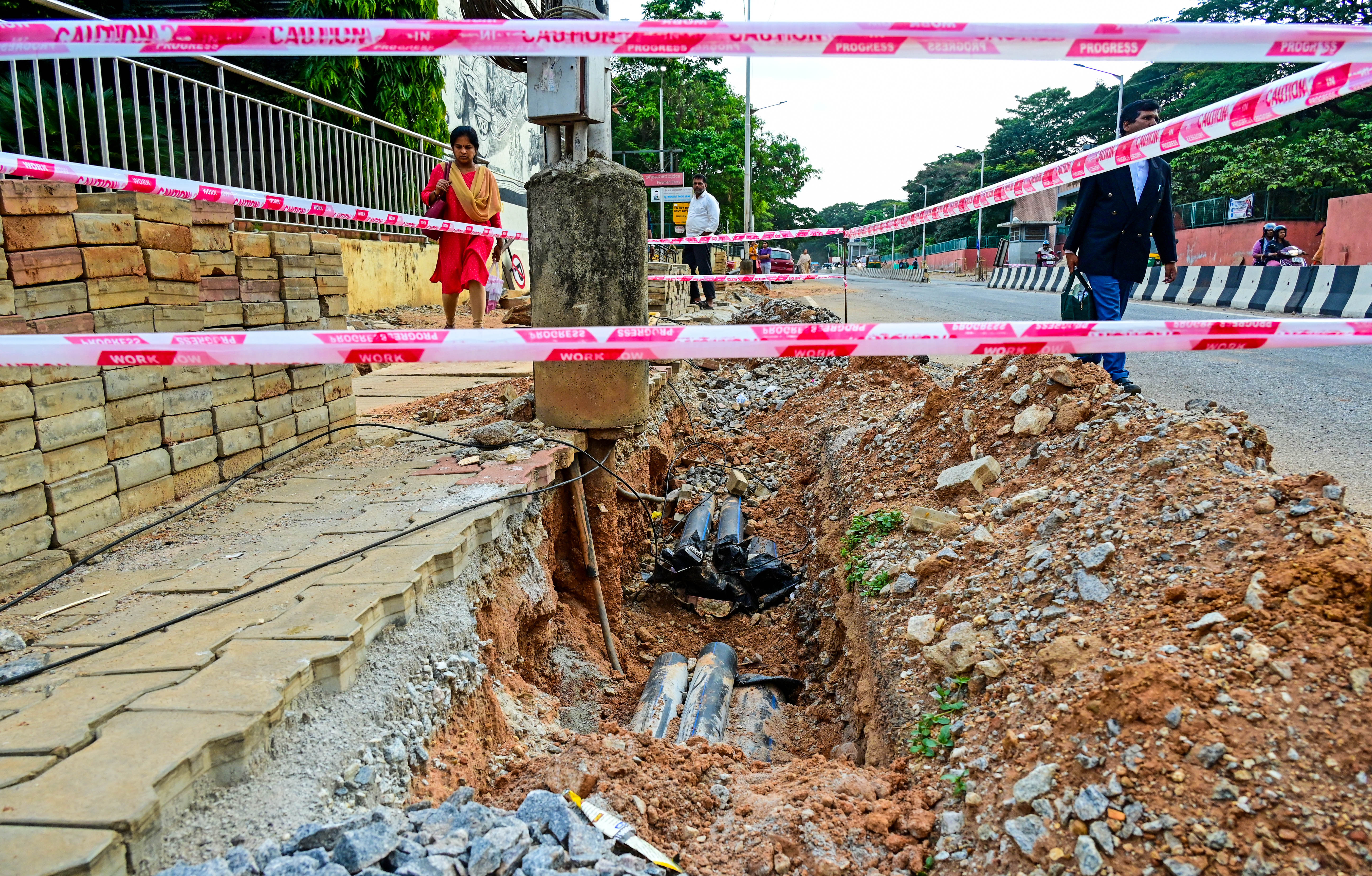 ವಿದ್ಯುತ್ ಕೇಬಲ್‌ ಅಳವಡಿಕೆಗೆ ತೆಗೆದಿರುವ ಗುಂಡಿ
–ಪ್ರಜಾವಾಣಿ ಚಿತ್ರಗಳು:ರಂಜು ಪಿ.