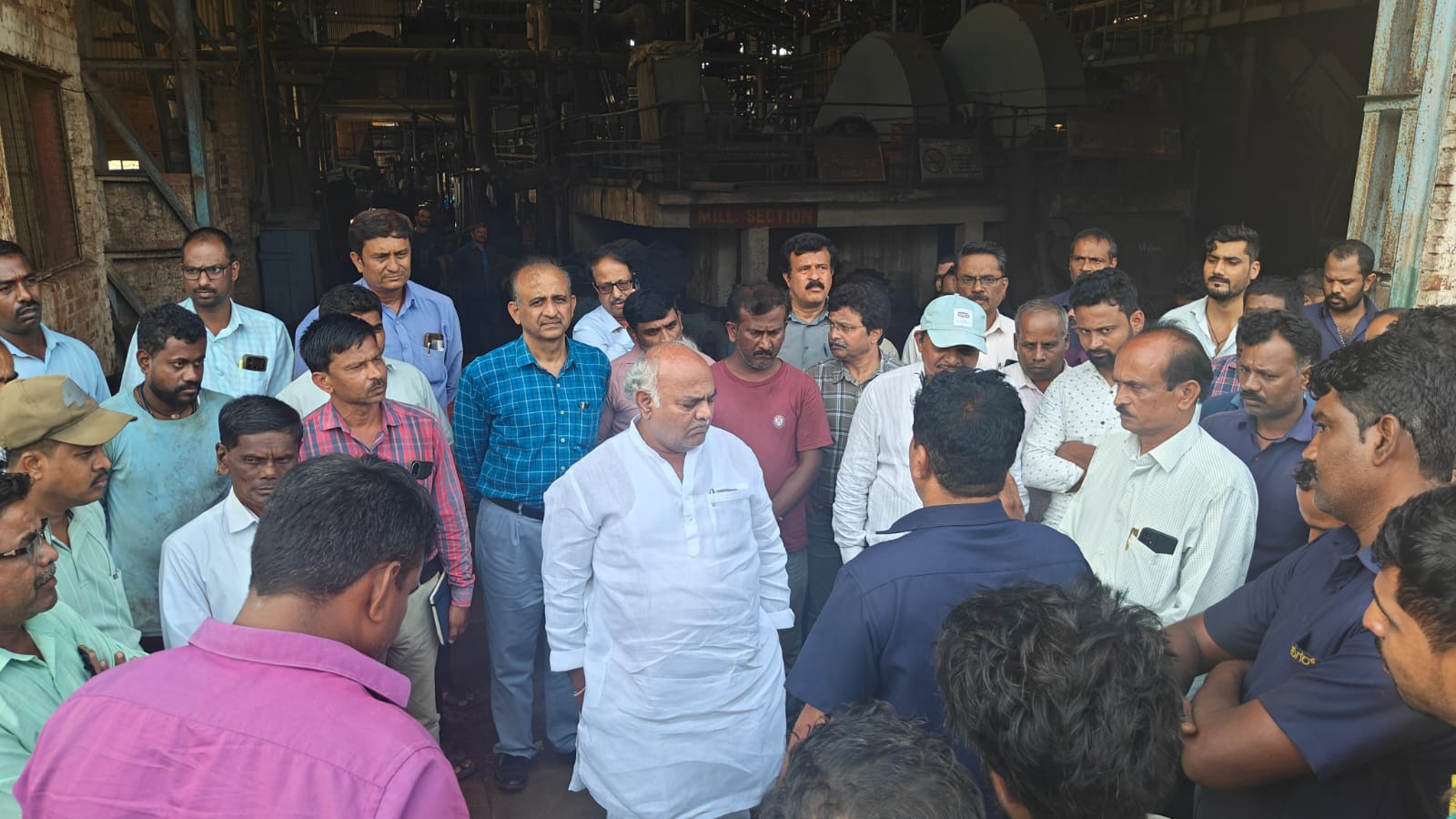 22mkh1 ಎಂ.ಕೆ.ಹುಬ್ಬಳ್ಳಿ ಮಲಪ್ರಭಾ ಸಹಕಾರಿ ಸಕ್ಕರೆ ಕಾರ್ಖಾನೆಗೆ ಭೇಟಿ ನೀಡಿದ ಸಚಿವ ಶಿವಾನಂದ ಪಾಟೀಲರಿಗೆ ಕಾರ್ಖಾನೆ ನಷ್ಟದ ಬಗ್ಗೆ ರೈತ ಮುಖಂಡರು ಆಡಳಿತ ಮಂಡಳಿ ಪದಾಧಿಕಾರಿಗಳು ಕಾರ್ಮಿಕರು ವಿವರಣೆ ನೀಡಿದರು.