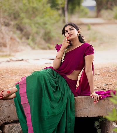 ಕನ್ನಡ ಸೇರಿದಂತೆ ತೆಲುಗು ಚಿತ್ರಗಳಲ್ಲಿಯೂ  ಸಂಜನಾ ನಟಿಸಿದ್ದಾರೆ