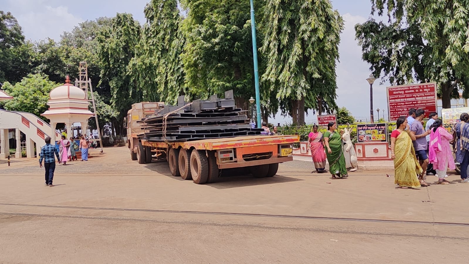 ತುಂಗಭದ್ರಾ ಅಣೆಕಟ್ಟೆ ಬಳಿ ಕ್ರೆಸ್ಟ್‌ ಗೇಟ್‌ನ್ನು ಟ್ರಕ್‌ನಲ್ಲಿ ತರಲಾಯಿತು
–ಪ್ರಜಾವಾಣಿ ಚಿತ್ರ