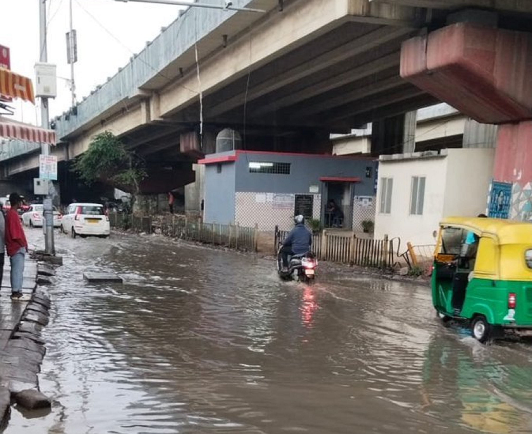 ನಾಗವಾರದ ರಸ್ತೆಯಲ್ಲಿ ಮಳೆ ನೀರು