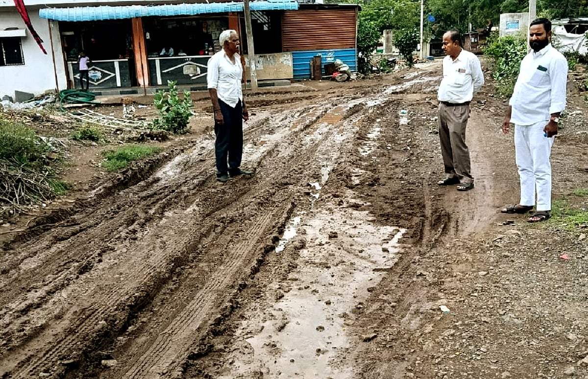 ಬಸವಕಲ್ಯಾಣ | ರಸ್ತೆ ಹಾಳು: ವಾಹನ ಸಂಚಾರ ಸ್ಥಗಿತ