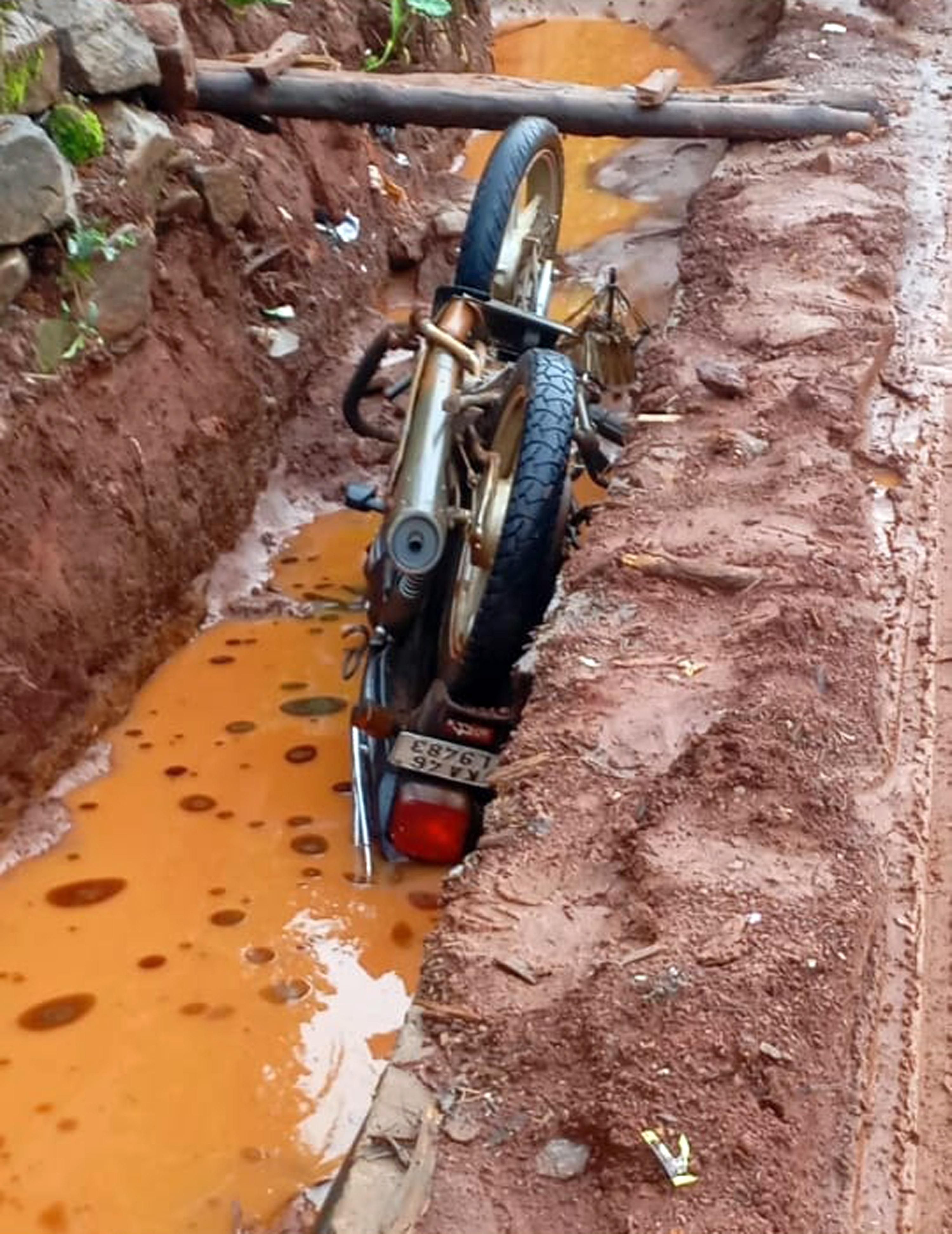 ಸಕಲೇಶಪುರ ತಾಲ್ಲೂಕಿನ ಚಂಗಡಿಹಳ್ಳಿ ಗ್ರಾಮ ಪಂಚಾಯಿತಿ ವ್ಯಾಪ್ತಿಯ ನಾಗನಹಳ್ಳಿ ರಸ್ತೆ ಬದಿ ಮಣ್ಣು ಅಗೆದಿರುವುದು ದ್ವಿಚಕ್ರ ವಾಹನ ಬಿದ್ದಿರುವುದು