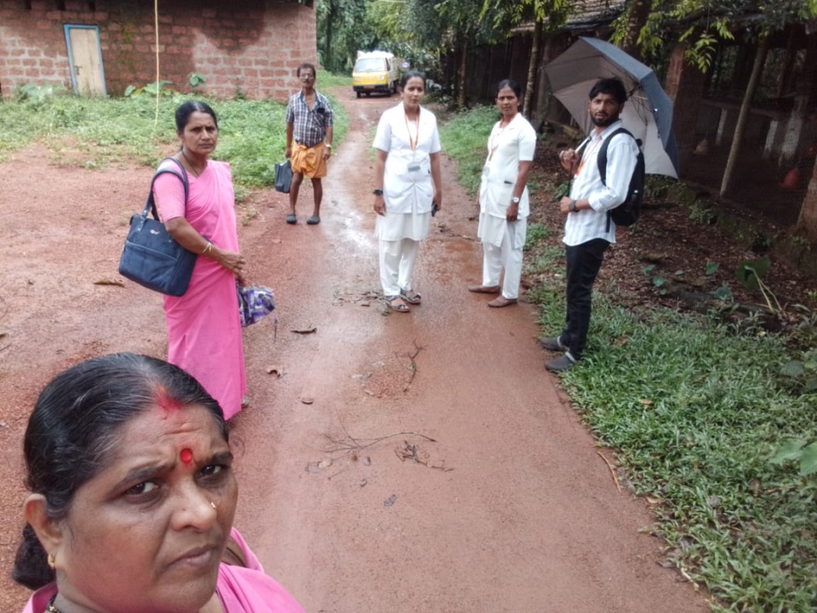 ನೊಣಗಳ ಕಾಟ ಅತಿಯಾಗಿರುವ ಅರಿಯಡ್ಕ ಮತ್ತು ಕೆದಂಬಾಡಿ ಗ್ರಾಮ ಪಂಚಾಯಿತಿ ವ್ಯಾಪ್ತಿಯ ಎಂಡೆಸಾಗು ಜನತಾ ಕಾಲೊನಿ ಮಜ್ಜಾರಡ್ಕ ಗೋಳ್ತಿಲ ಪ್ರದೇಶಕ್ಕೆ ಆರೋಗ್ಯ ಇಲಾಖೆ ಸಿಬ್ಬಂದಿ ಭೇಟಿ ನೀಡಿ ಪರಿಶೀಲಿಸಿದರು