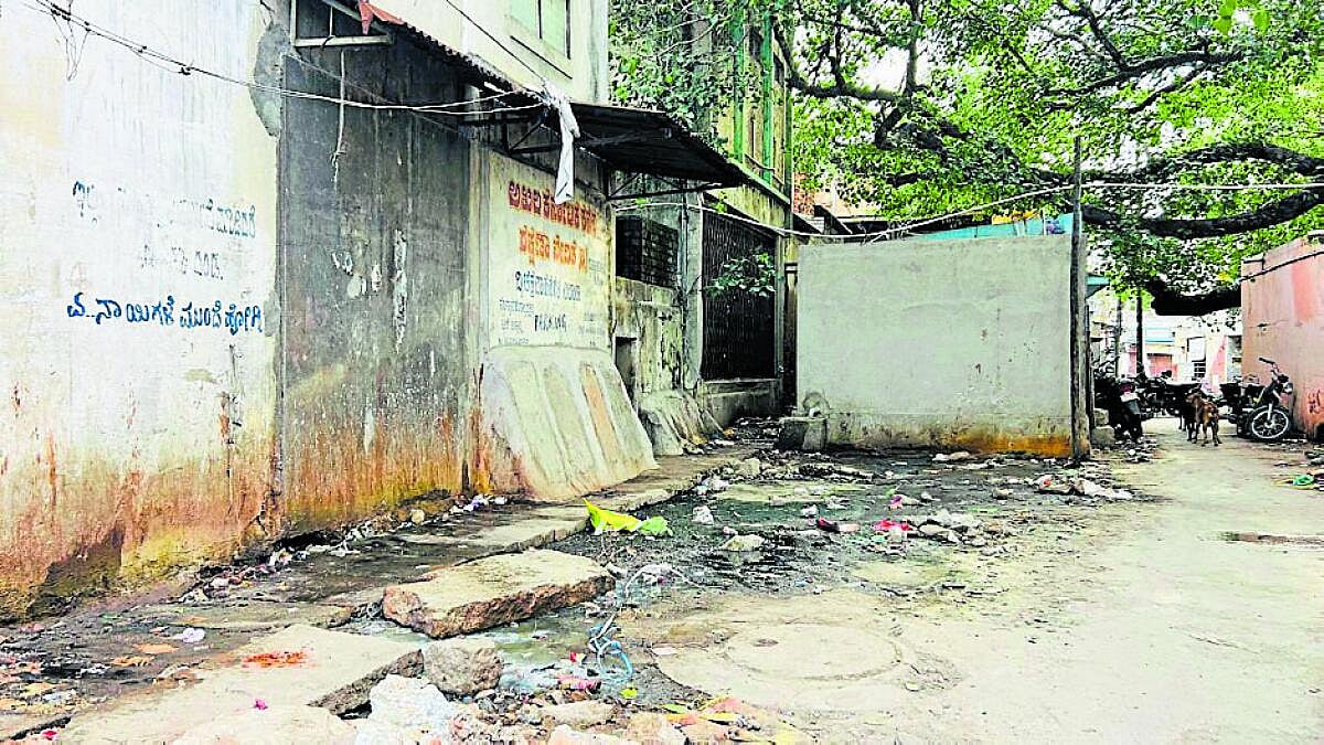 ಚಿತ್ರದುರ್ಗ: ಜಿಲ್ಲಾ ಕೇಂದ್ರದಲ್ಲಿ ಶೌಚಾಲಯಗಳಿಲ್ಲ; ಬಯಲೇ ಎಲ್ಲಾ...!
