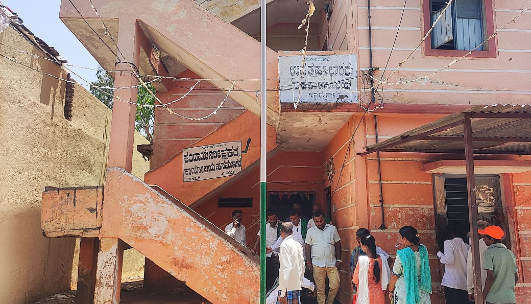 ಹನುಮಸಾಗರ: ಆಧಾರ್ ತಿದ್ದುಪಡಿಗೆ ಅಲೆದಾಟ