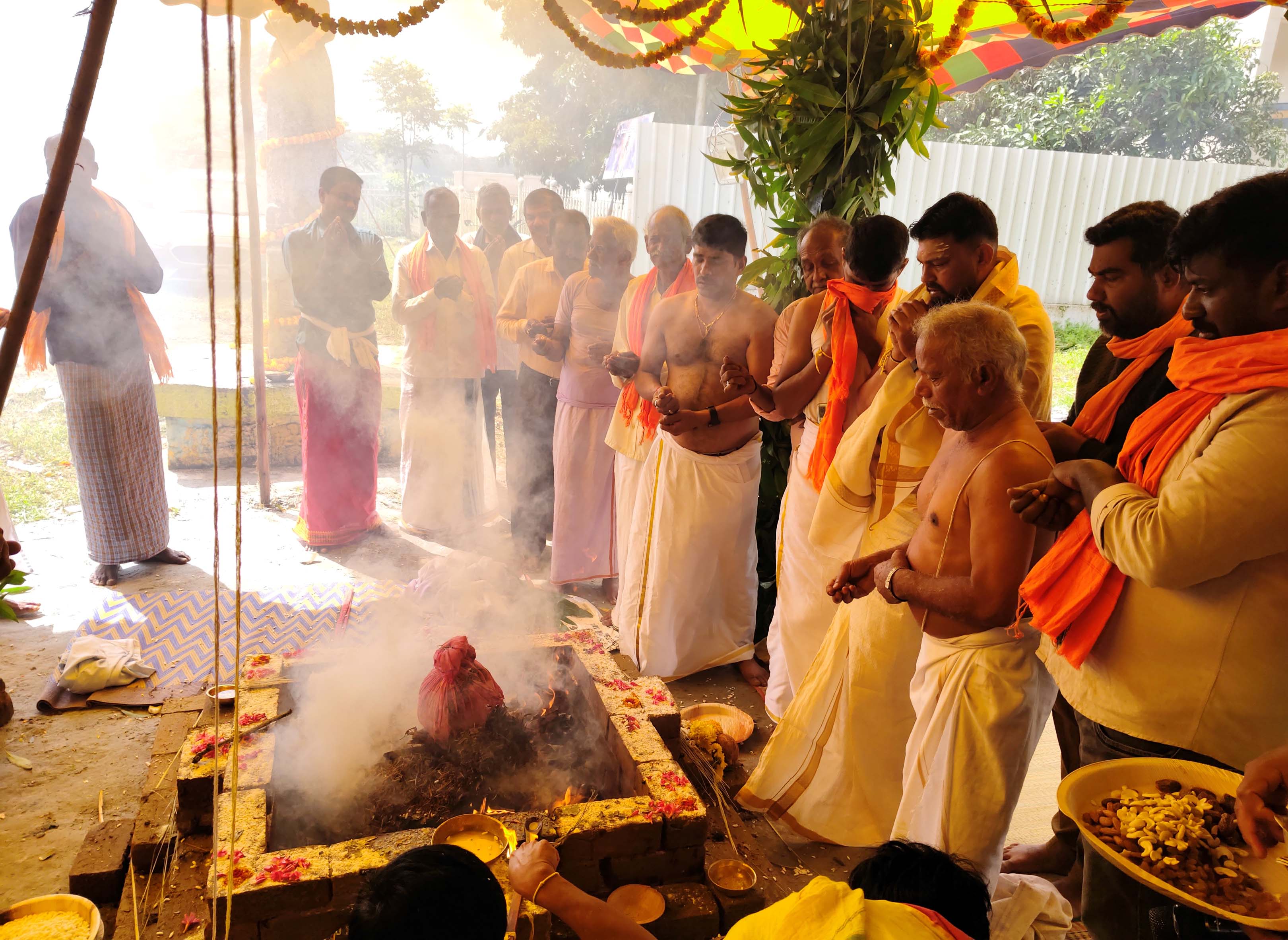 ಆಲೂರು ತಾಲ್ಲೂಕಿನ ಕಸಬಾ ಮರಸು ಗ್ರಾಮದ ರಂಗನಾಥಸ್ವಾಮಿ ದೇವಾಲಯದ ಮುಂಭಾಗ ಪ್ರಾಯಶ್ಚಿತ್ತವಾಗಿ ಸಂಪ್ರೋಕ್ಷಣ ಹೋಮ ನಡೆಯಿತು