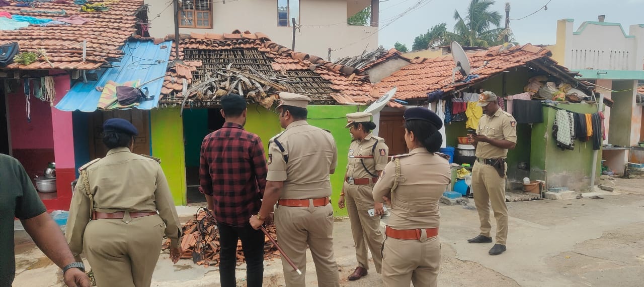 ಕೊಳ್ಳೇಗಾಲದ ಉಪ್ಪಾರ ಮೋಳೆ ಬಡಾವಣೆಯ ಆರೋಪಿ ಮಾದೇಶನ ಮನೆಗೆ ಜಿಲ್ಲಾ ಪೊಲೀಸ್ ವರಿಷ್ಠಾಧಿಕಾರಿ ಬಿ.ಟಿ.ಕವಿತಾ ಭೇಟಿ ನೀಡಿ ಪರಿಶೀಲಿಸಿದರು