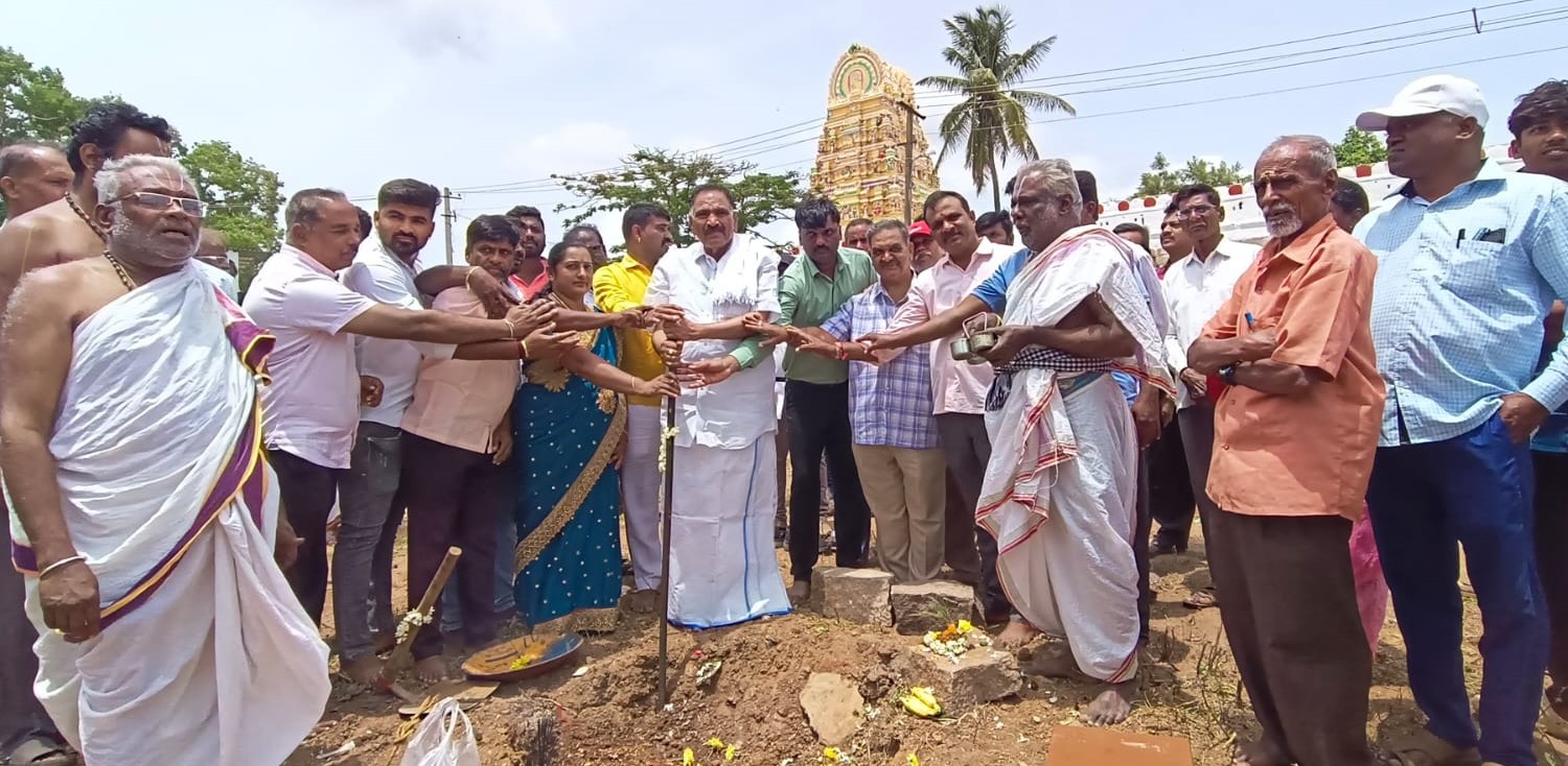 ಅರಸೀಕೆರೆ ಹೊರವಲಯದಲ್ಲಿರುವ ಮಾಲೇಕಲ್ಲು ತಿರುಪತಿಯ ವೆಂಟಕರಮಣ ದೇವಸ್ಥಾನದ ದಾಸೋಹ ಮಂದಿರ ನಿರ್ಮಾಣದ ಕಾಮಗಾರಿಗೆ ಶಾಸಕ ಕೆ.ಎಂ.ಶಿವಲಿಂಗೇಗೌಡ ಭೂಮಿ ಪೂಜೆ ನೆರವೇರಿಸಿದರು