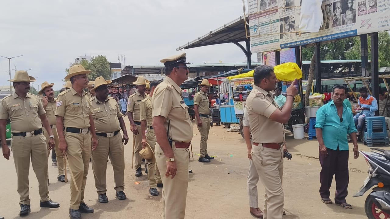 ಶಿರಾದಲ್ಲಿ ಬೀದಿ ಬದಿ ವ್ಯಾಪಾರಿಗಳಿಗೆ ಸೂಚನೆ ನೀಡುತ್ತಿರುವ ಪೋಲೀಸರು.