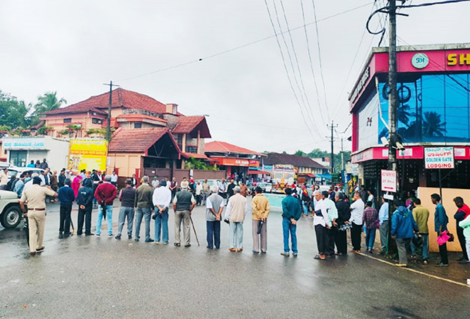 ಕೊಡವ ನ್ಯಾಷನಲ್ ಕೌನ್ಸಿಲ್ ವತಿಯಿಂದ ಪೊನ್ನಂಪೇಟೆಯಲ್ಲಿ ಸೋಮವಾರ ನಡೆದ ಮಾನವ ಸರಪಳಿಯಲ್ಲಿ ಸಾರ್ವಜನಿಕರು ಭಾಗವಹಿಸಿದ್ದರು