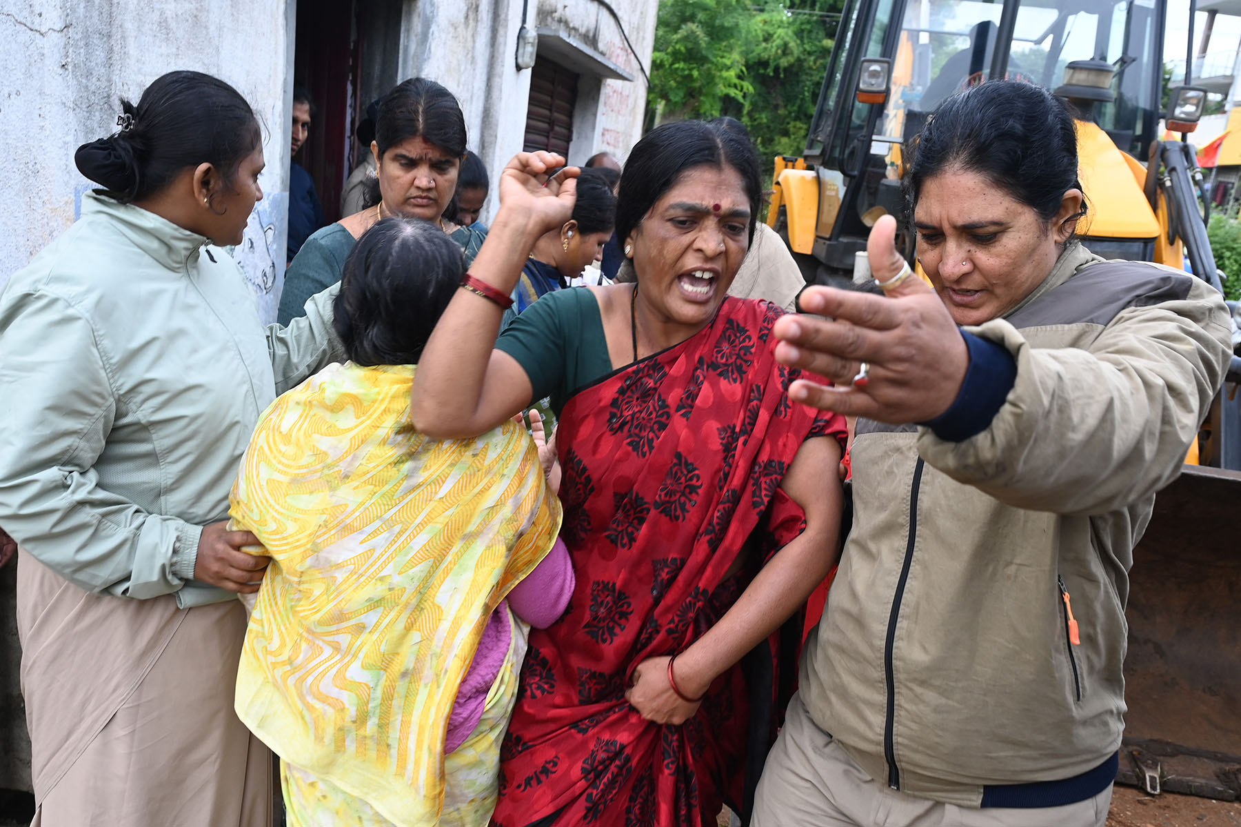 ಅತಿಕ್ರಮಣ ತೆರವು ವಿರೋಧಿಸಿದ ಮಹಿಳೆಯರನ್ನು ಪೊಲೀಸರು ವಶಕ್ಕೆ ಪಡೆದರು    