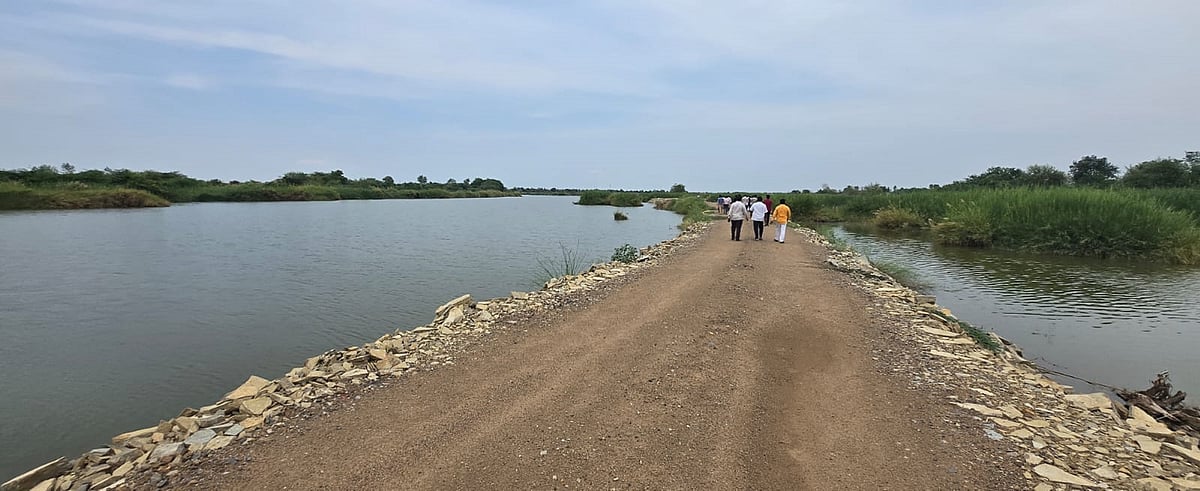 ಕಲಬುರಗಿ: ನದಿಯಲ್ಲೇ 3 ಕಿ.ಮೀ. ಕಚ್ಚಾ ರಸ್ತೆ ನಿರ್ಮಾಣ