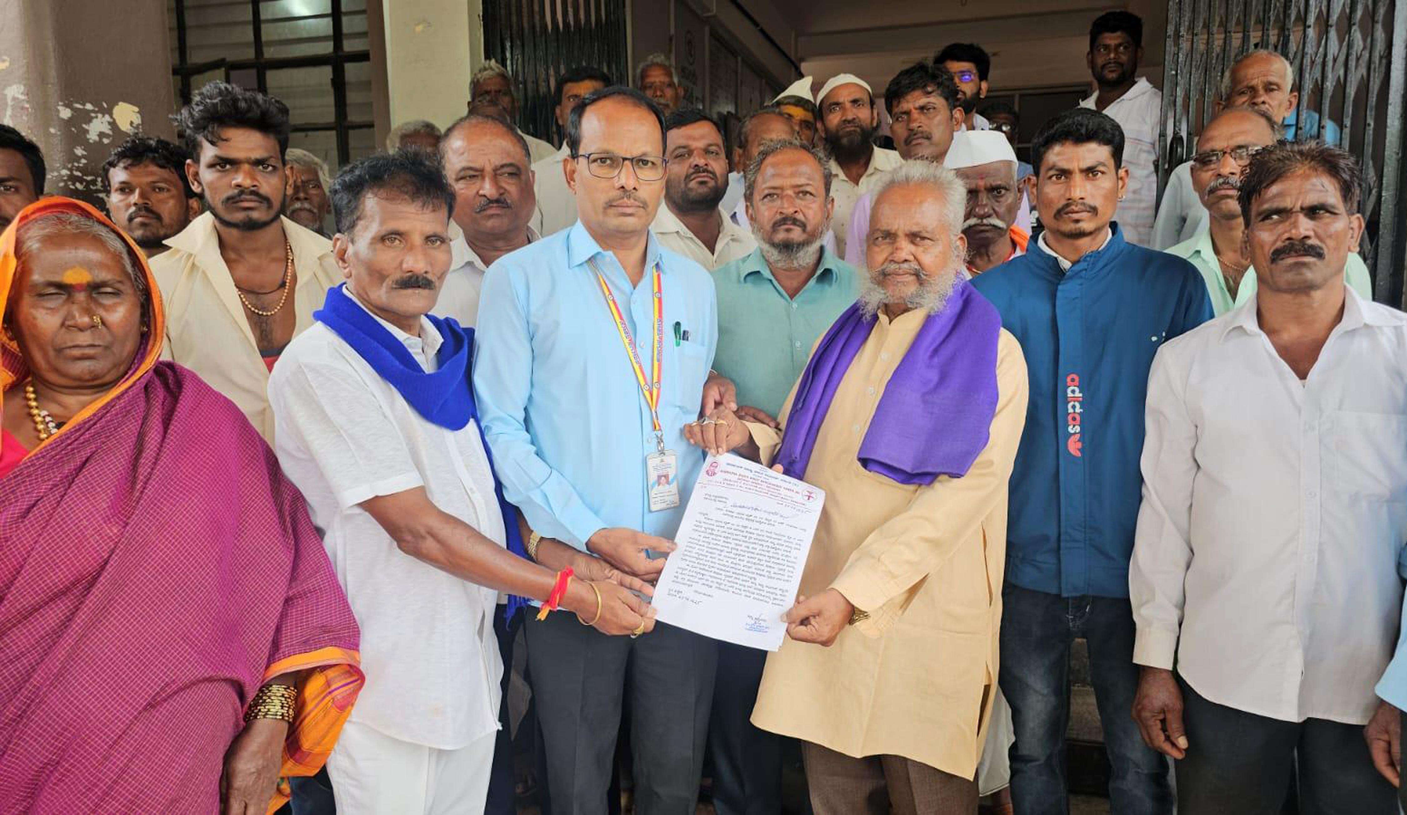 ಹುಕ್ಕೇರಿ ತಾಲ್ಲೂಕಿನ ಶಿರಢಾಣ ಗ್ರಾಮಸ್ಥರು ಘಟಪ್ರಭಾ ನದಿ ಪಾತ್ರದ ಜನರಿಗೆ ಸರ್ಕಾರಿ ಗೈರಾಣ ಜಮೀನು ನೀಡಬೇಕು ಎಂದು ಒತ್ತಾಯಿಸಿ ಪ್ರತಿಭಟಿಸಿ ಗ್ರೇಡ್ 2 ತಹಶೀಲ್ದಾರ್ ಪ್ರಕಾಶ ಕಲ್ಲೋಳಿ ಮೂಲಕ ಸರ್ಕಾರಕ್ಕೆ ಸೋಮವಾರ ಮನವಿ ಸಲ್ಲಿಸಿದರು.