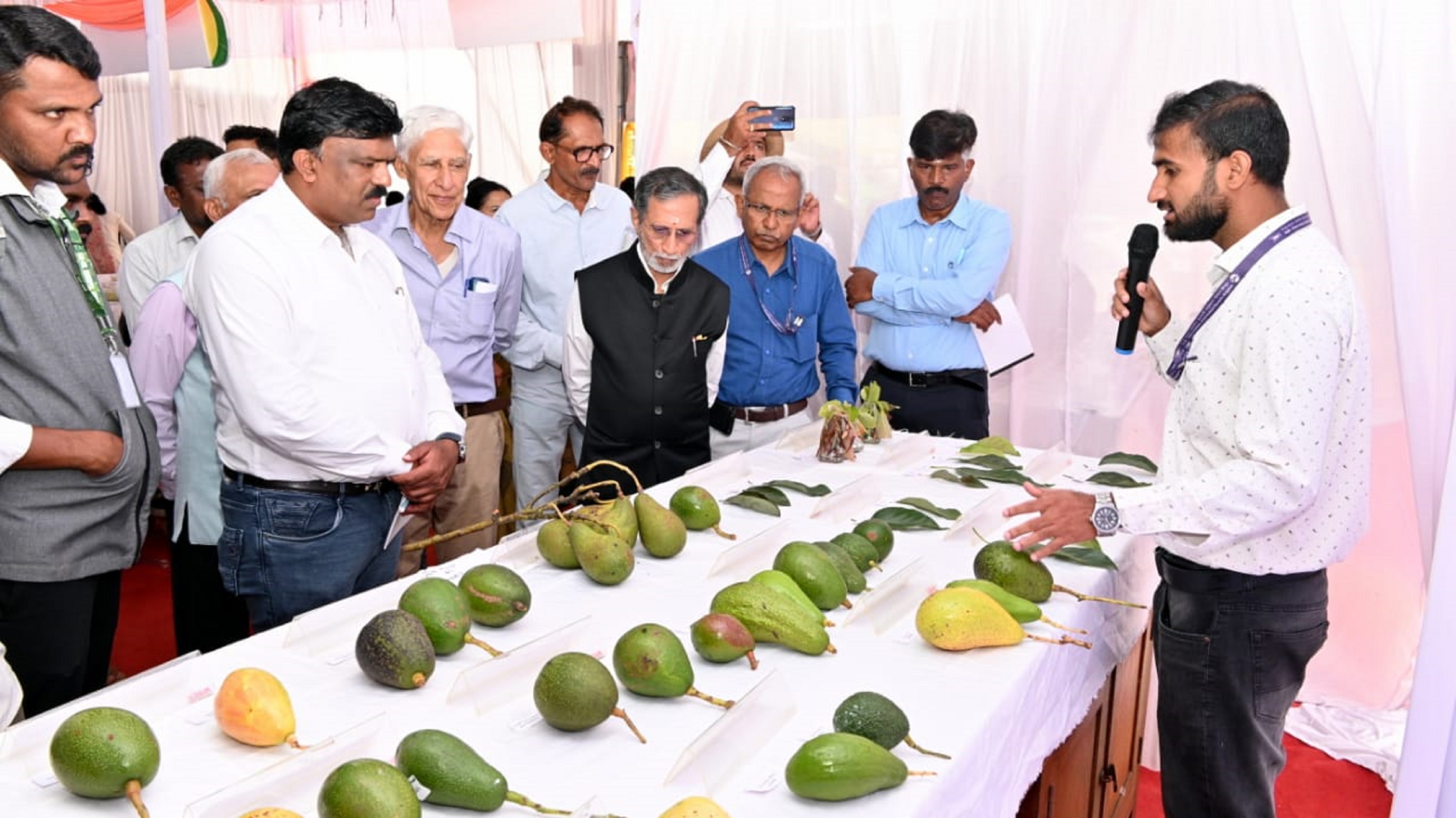 ಗಮನ ಸೆಳೆದ ವೈವಿಧ್ಯಮಯವಾದ ಹಣ್ಣುಗಳ ಪ್ರದರ್ಶನ