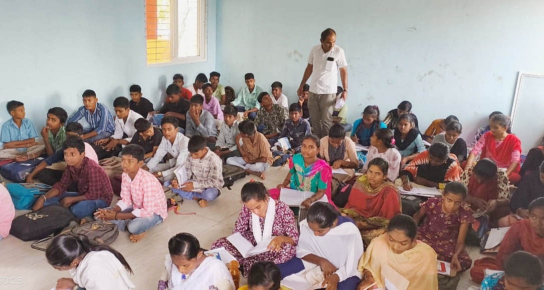 ವಿಜಯನಗರ | ಎಸ್‌ಎಸ್‌ಎಲ್‌ಸಿ ವಿದ್ಯಾರ್ಥಿಗಳಿಗೆ ನೆಲದಲ್ಲೇ ಪಾಠ!