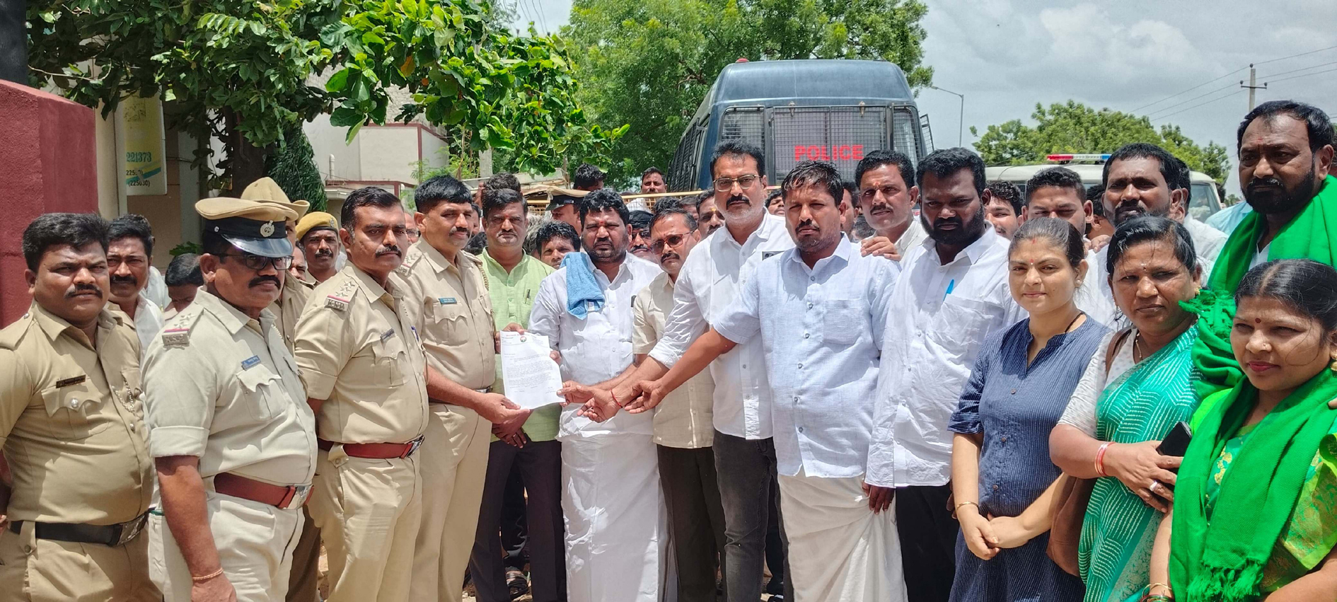 ಬಿಜೆಪಿ ಮುಖಂಡರು ಪೊಲೀಸ್‌ ಅಧಿಕಾರಿಗಳಿಗೆ ಮನವಿ ಸಲ್ಲಿಸಿದರು
