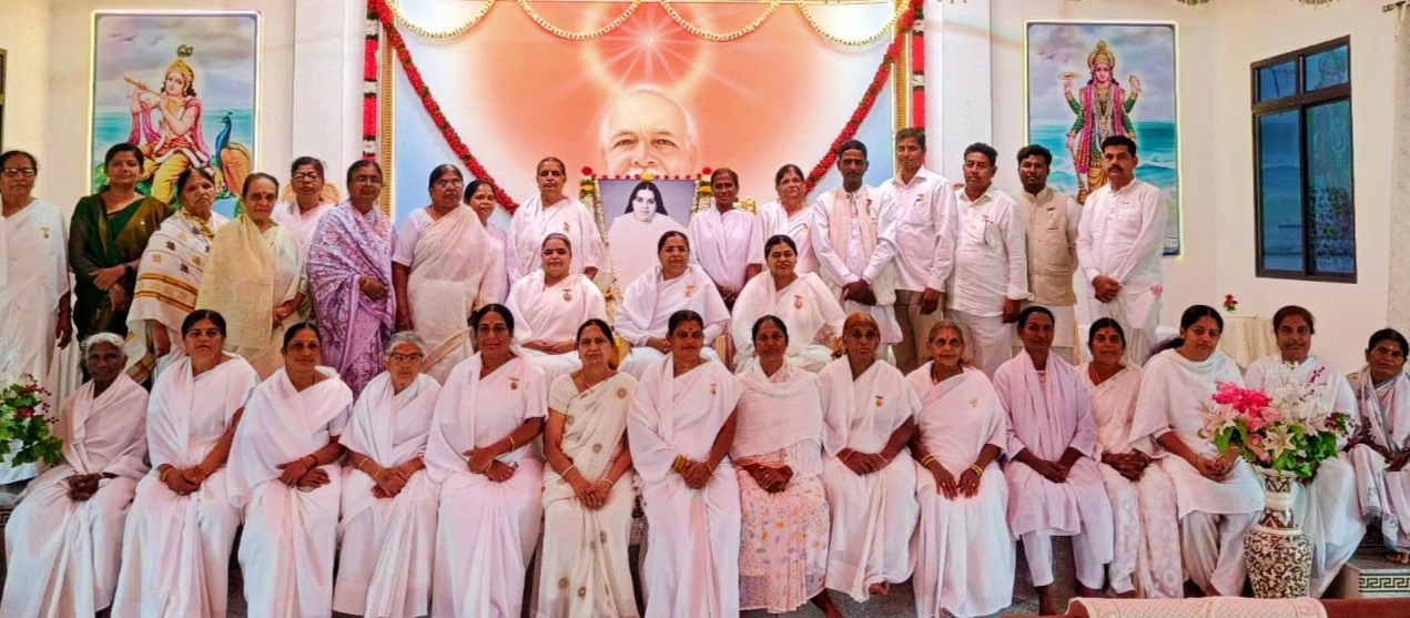 ನಾಗಮಂಗಲ ಪಟ್ಟಣದ ಕುವೆಂಪು ಬಡಾವಣೆಯ ಪ್ರಜಾಪಿತ ಬ್ರಹ್ಮ ಕುಮಾರಿ ಈಶ್ವರೀಯ ವಿಶ್ವವಿದ್ಯಾಲಯದಲ್ಲಿ ಈಚೆಗೆ ಮಾತೇಶ್ವರಿ ಜಗದಂಬ ಸರಸ್ವತಿ ಜೀ ಅವರ 60 ನೇ ವರ್ಷದ ಪುಣ್ಯ ಸ್ಮೃತಿ ದಿನದ ಕಾರ್ಯಕ್ರಮದಲ್ಲಿ ಪುಷ್ಪ ನಮನವನ್ನು ಸಲ್ಲಿಸಲಾಯಿತು.