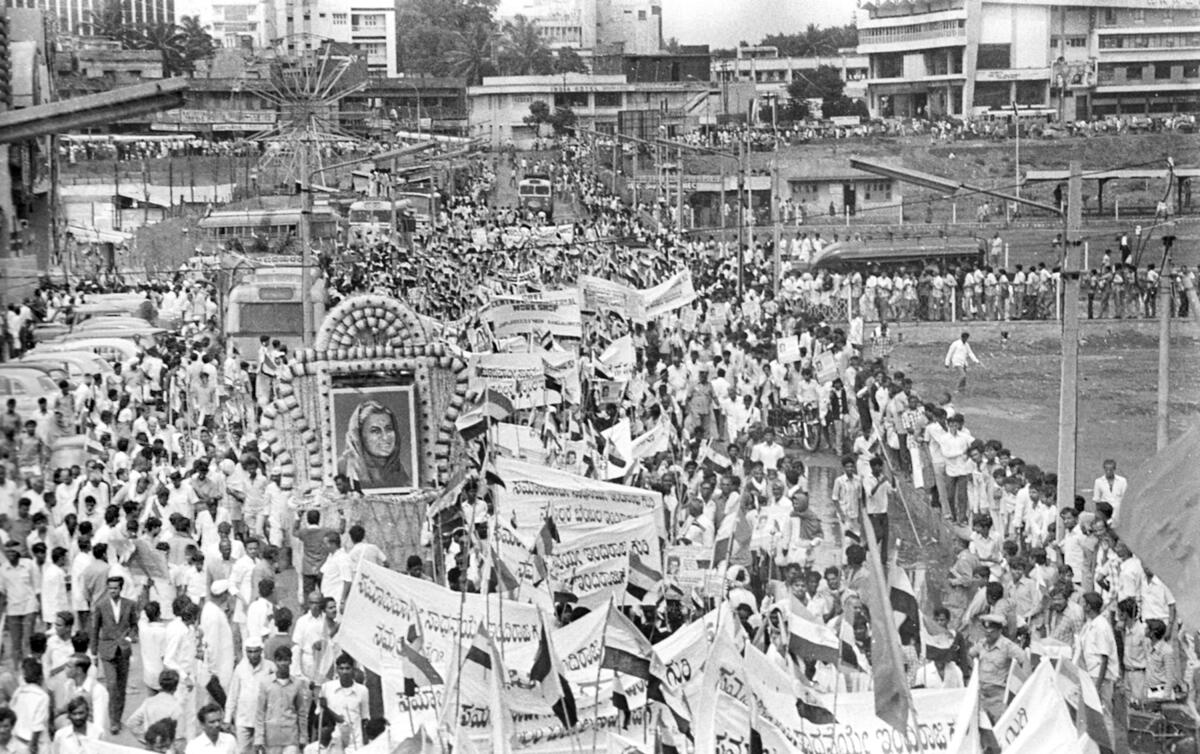 ಇಂದಿರಾ ಗಾಂಧಿ ಅವರ ನಿರ್ಧಾರದ ಪರವಾಗಿ ಅವರ ಬೆಂಬಲಿಗರು 1975ರ ಜುಲೈ 24ರಂದು ಬೆಂಗಳೂರಿನಲ್ಲಿ ಬೃಹತ್‌ ರ‍್ಯಾಲಿ ನಡೆಸಿದ್ದರು ಚಿತ್ರ:ಪ್ರಜಾವಾಣಿ ಆರ್ಕೈವ್ಸ್‌