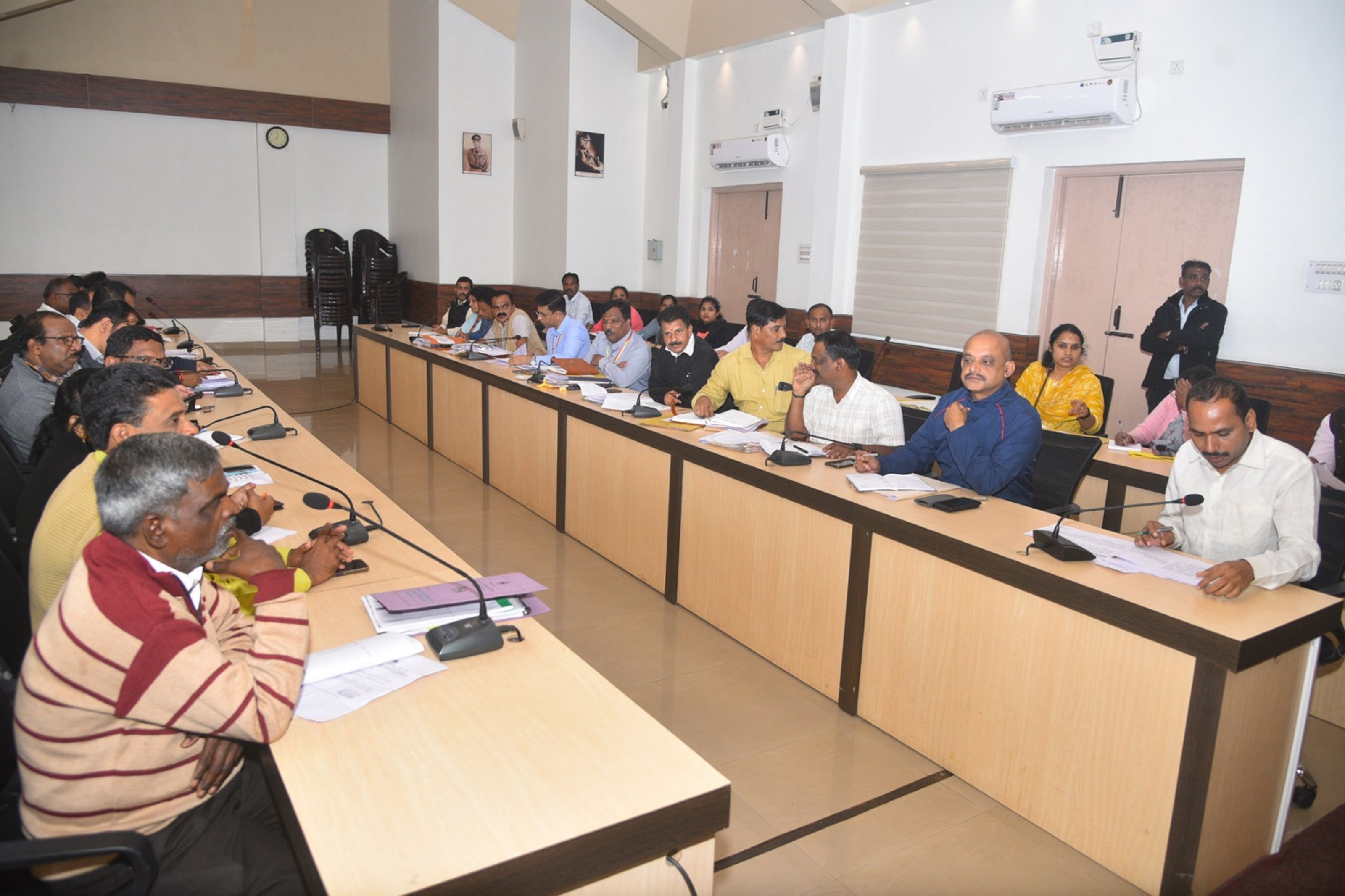 ಮಡಿಕೇರಿಯಲ್ಲಿ ಮಂಗಳವಾರ ನಡೆದ ಅನುಸೂಚಿತ ಮತ್ತು ಅನುಸೂಚಿತ ಪಂಗಡಗಳ (ದೌರ್ಜನ್ಯ ನಿಯಂತ್ರಣ) ಜಿಲ್ಲಾ ಜಾಗೃತಿ ಮತ್ತು ಉಸ್ತುವಾರಿ ಸಮಿತಿ ಸಭೆಯಲ್ಲಿ ಅಧಿಕಾರಿಗಳು ಭಾಗವಹಿಸಿದ್ದರು