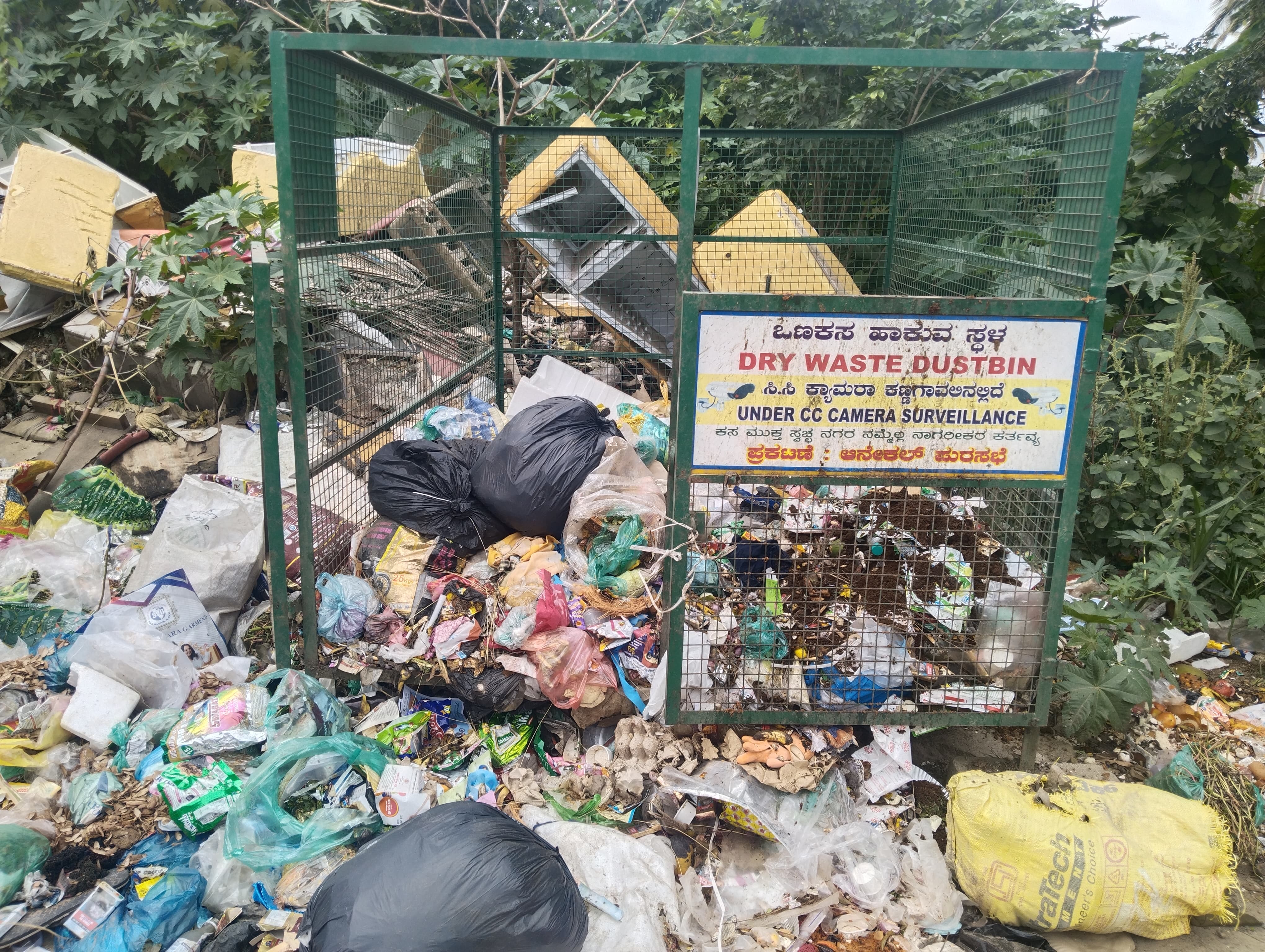 ಆನೇಕಲ್‌ ಪುರಸಭೆಯಿಂದ ಕಸ ಹಾಕಲು ನಿಗದಿ ಪಡಿಸಿರುವ ಸ್ಥಳದ ಪಕ್ಕದಲ್ಲಿಯೇ ಕಸ ಸುರಿದಿರುವುದು