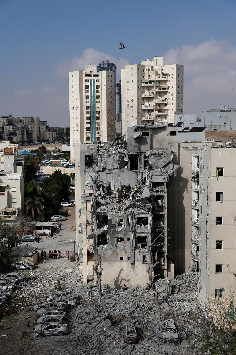 Visual Story | ಇರಾನ್‌ ದಾಳಿಗೆ ಇಸ್ರೇಲ್‌ ತತ್ತರ; ನುಜ್ಜುಗುಜ್ಜಾದ ಕಾರು, ಕಟ್ಟಡ