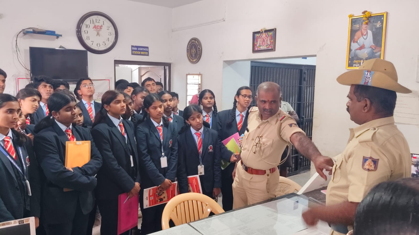 ನಗರ ಪೋಲಿಸ್ ಠಾಣೆಗೆ ದೀಕ್ಷಾ ಶಾಲೆಯ ವಿದ್ಯಾರ್ಥಿಗಳು ಭೇಟಿ ನೀಡಿ ಸಂವಾದ ಕಾರ್ಯಕ್ರಮ ನಡೆಯಿತು.