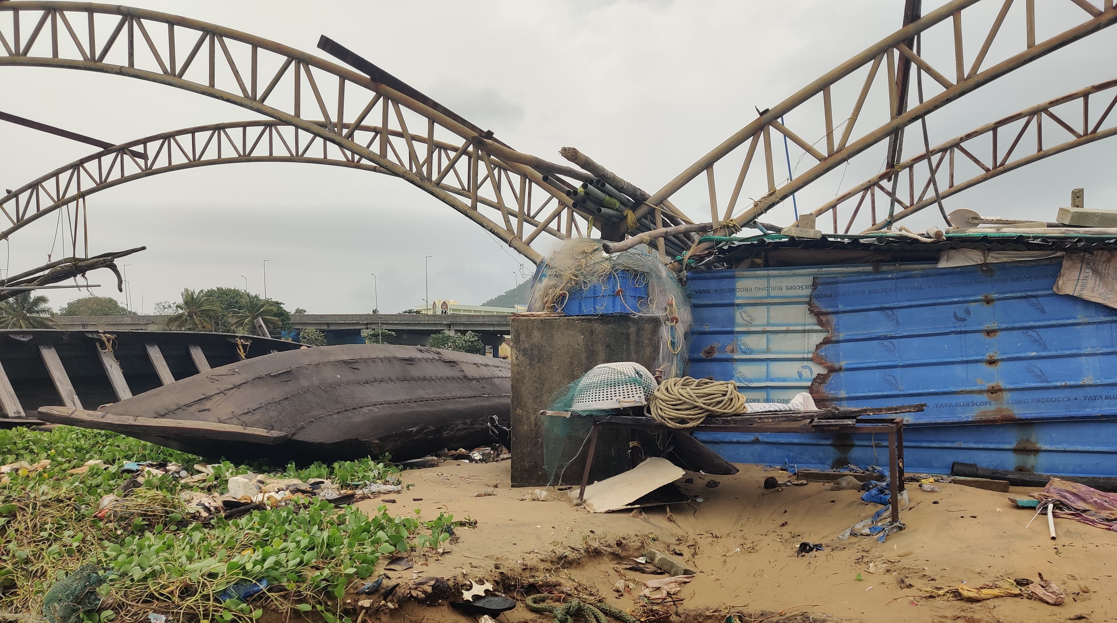 ಕಾರವಾರದ ಟ್ಯಾಗೋರ್ ಕಡಲತೀರಕ್ಕೆ ಸಮೀಪದಲ್ಲಿರುವ ಮೀನುಗಾರಿಕೆ ಪರಿಕರ ಇರಿಸುವ ಶೆಡ್‌ ಮಳೆ ಗಾಳಿಗೆ ಹಾನಿಗೊಳಗಾಗಿದೆ