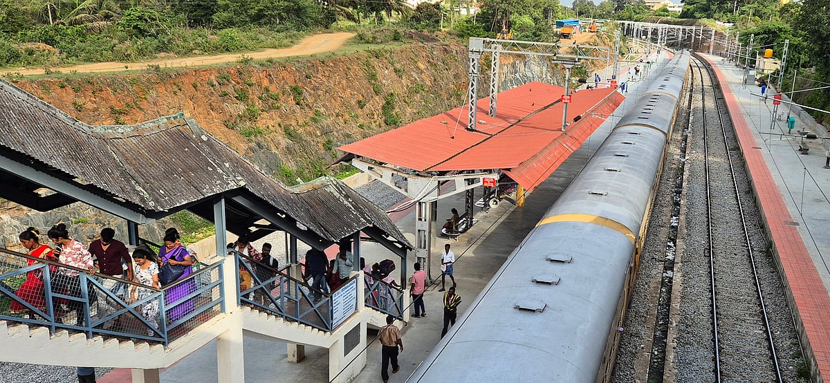 ಕೆ.ಆರ್.ನಗರ | ರೈಲು ನಿಲ್ದಾಣ: ಲಿಫ್ಟ್, ಪಾರ್ಕಿಂಗ್ ಸಮಸ್ಯೆ
