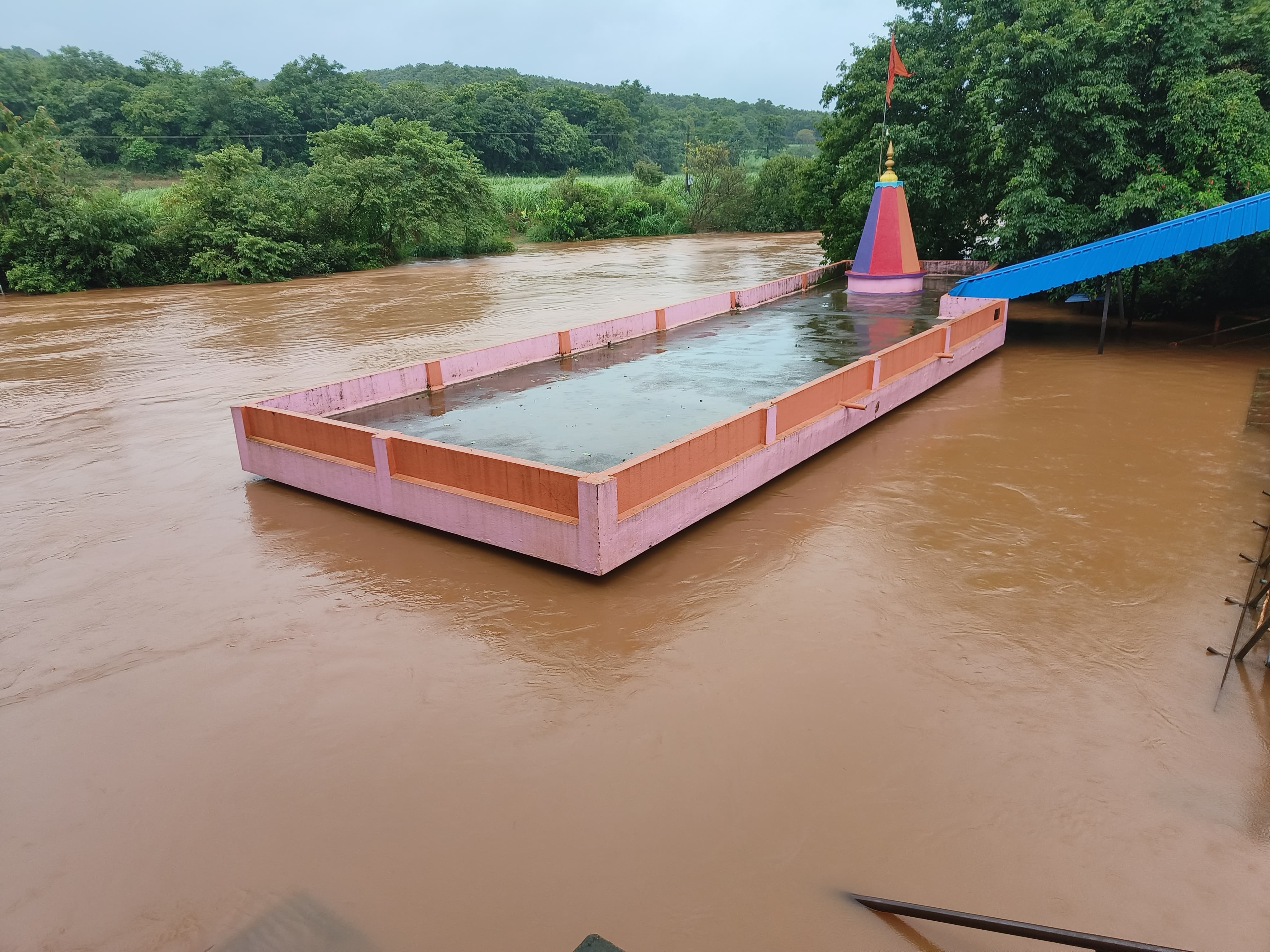ಮಲಪ್ರಭಾ ನದಿ ತೀರದಲ್ಲಿರುವ ಬೆಳಗಾವಿ ಜಿಲ್ಲೆ ಖಾನಾಪುರ ತಾಲ್ಲೂಕಿನ ಹಬ್ಬನಹಟ್ಟಿಯ ಆಂಜನೇಯ ದೇವಾಲಯ ಬುಧವಾರ ಮುಳುಗಡೆಯಾಗಿದೆ