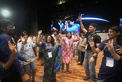 ಸ್ಪೇಸ್‌ಎಕ್ಸ್‌ನ 'ಫಾಲ್ಕನ್‌–9' ರಾಕೆಟ್ ಫ್ಲಾರಿಡಾದ ಕೆನಡಿ ಬಾಹ್ಯಾಕಾಶ ಕೇಂದ್ರದಿಂದ ನಭಕ್ಕೆ ಚಿಮ್ಮುತ್ತಿದ್ದಂತೆ ಜನರು ಸಂಭ್ರಮಿಸಿದರು