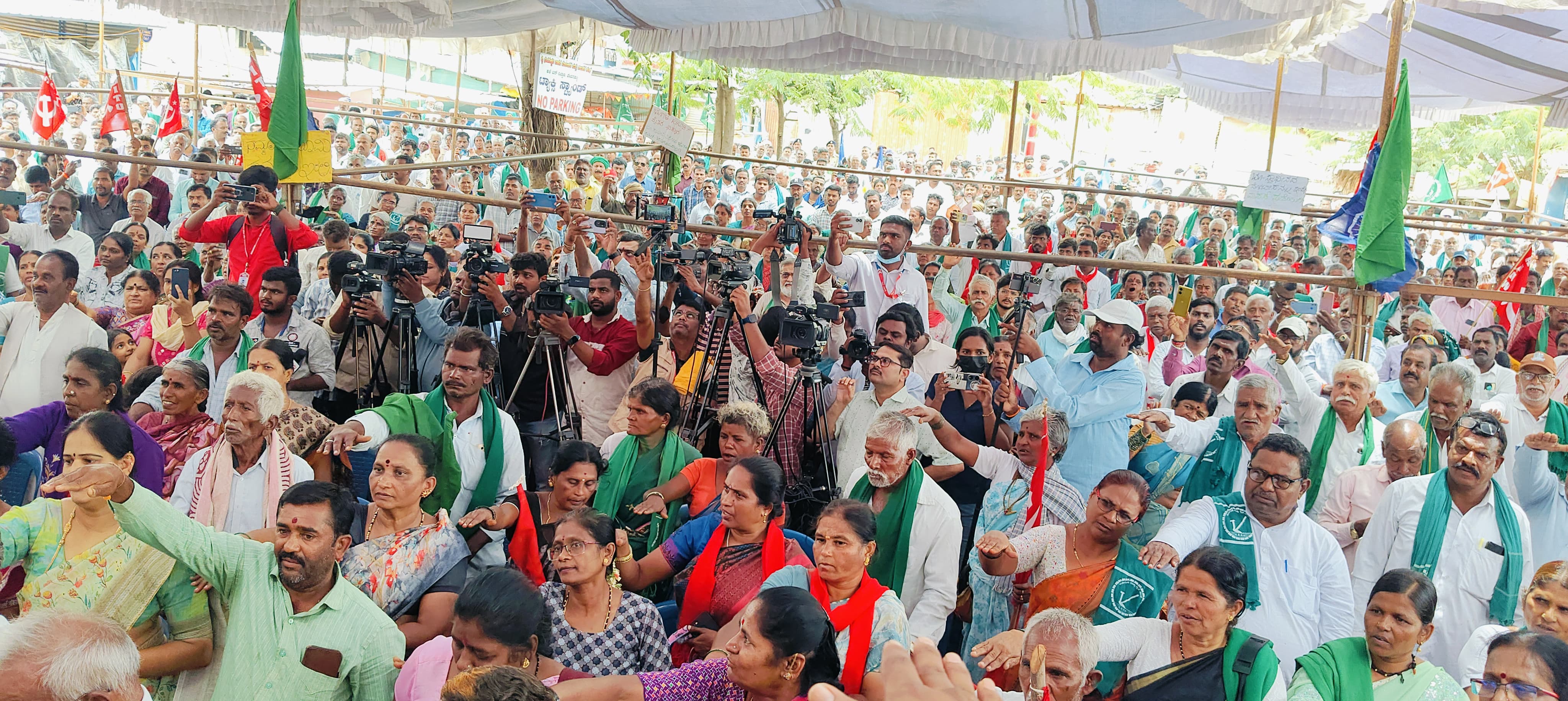 ‘ದೇವನಹಳ್ಳಿ ಚಲೋ’ದಲ್ಲಿ ಭಾಗವಹಿಸಿದ್ದ ಹೋರಾಟಗಾರರು
