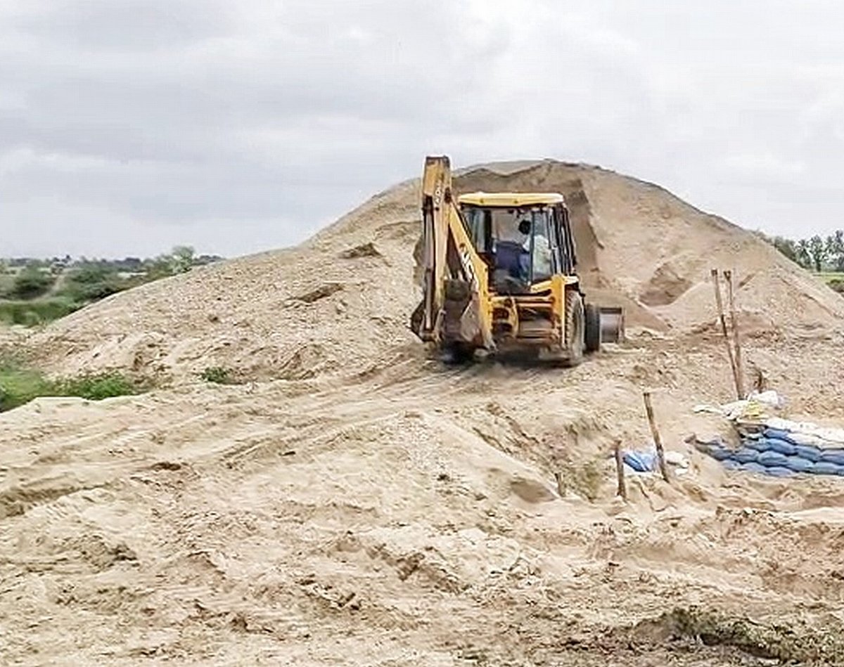 ಕೊಪ್ಪಳ | ಅಕ್ರಮ ಮರಳು ವಶ: ಹೆಸರು ಉಲ್ಲೇಖಿಸದೇ ಎಫ್‌ಐಆರ್‌ ದಾಖಲು