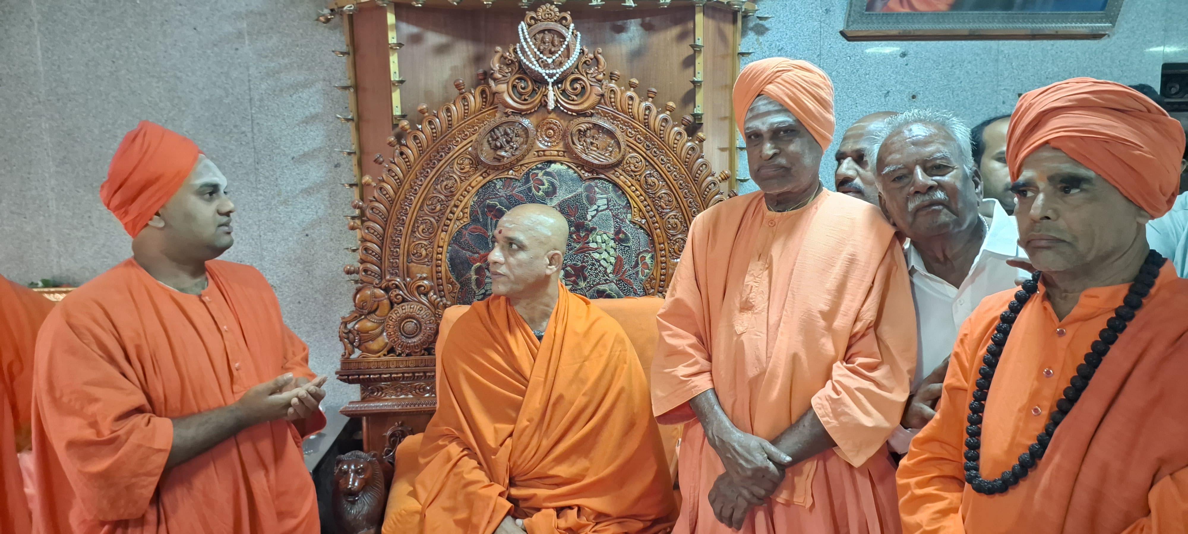 ಆದಿಚುಂಚನಗಿರಿ ಮಠಾಧ್ಯಕ್ಷ ಡಾ.ನಿರ್ಮಲಾನಂದನಾಥ ಸ್ವಾಮೀಜಿ ಅವರನ್ನು ಮಾಗಡಿ ತಾಲ್ಲೂಕಿನ ವೀರಶೈವ ಲಿಂಗಾಯಿತ ಮಠಾಧೀಶರು ಭೇಟಿ ಮಾಡಿ ಎಕ್ಸ್‌ಪ್ರೆಸ್ ಕೆನಾಲ್ ಕಾಮಗಾರಿ ವಿಚಾರವಾಗಿ ಮನವಿ ಪತ್ರ ಸಲ್ಲಿಸಿ ಮಾತುಕತೆ ನಡೆಸಿದರು