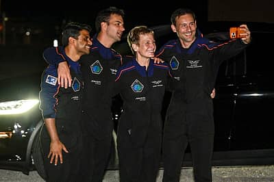 ಅಂತರಿಕ್ಷಯಾನಕ್ಕೂ ಮುನ್ನ ಸೆಲ್ಫಿ ಕ್ಲಿಕ್