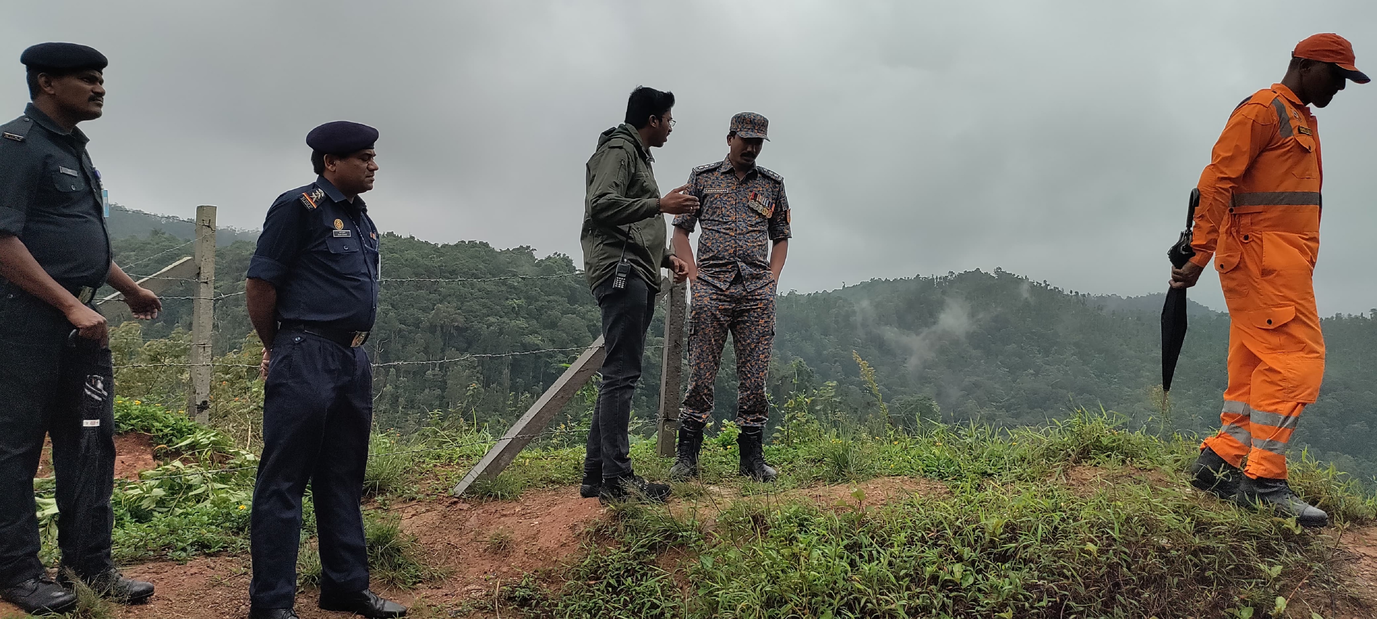 ಎನ್‌ಡಿಆರ್‌ಎಫ್ ತಂಡವು ಬುಧವಾರ ಕೊಡಗು ಜಿಲ್ಲೆಯ ಸಂಭಾವ್ಯ ಭೂಕುಸಿತ ಪ್ರದೇಶಗಳಿಗೆ ಭೇಟಿ ನೀಡಿ ಪರಿಶೀಲನೆ ನಡೆಸಿತು