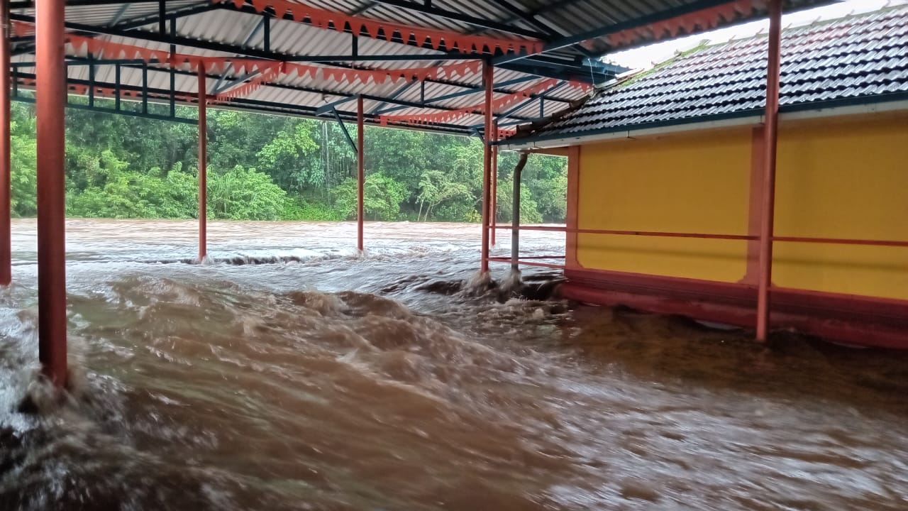 ದಕ್ಷಿಣ ಕನ್ನಡ ಜಿಲ್ಲೆ ಉಜಿರೆ ಬಳಿಯ ಕಪಿಲಾನದಿಯ ಪ್ರವಾಹ ಹೆಚ್ಚಿದ್ದು  ನೀರು ಶಿಶಿಲ ಗ್ರಾಮದಲ್ಲಿರುವ ಶಿಶಿಲೇಶ್ವರ ದೇವಾಲಯ ಗರ್ಭಗುಡಿಗೆ ನುಗ್ಗಿದೆ