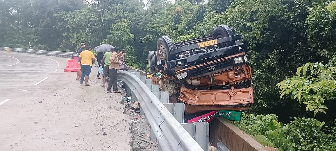 ಶಿರಾಡಿ: ಮಗುಚಿ ಬಿದ್ದ ಲಾರಿ