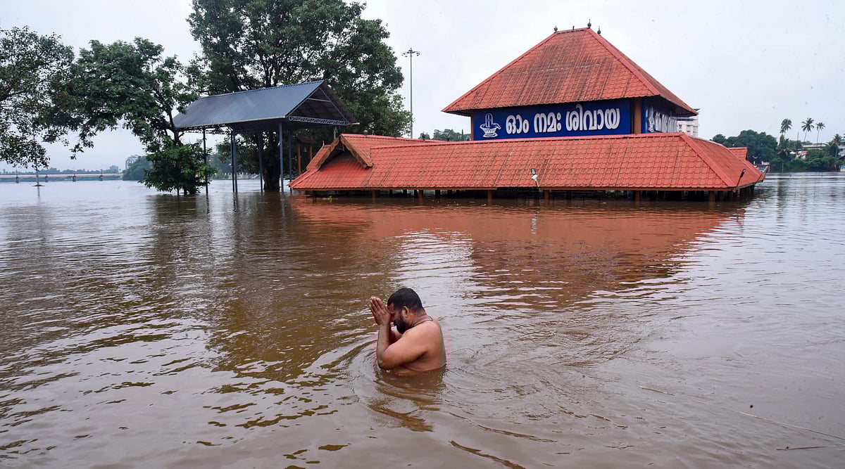 ಕೇರಳದಲ್ಲಿ ಧಾರಾಕಾರ ಮಳೆ: ಮೂರು ಜಿಲ್ಲೆಗಳಲ್ಲಿ ರೆಡ್‌ ಅಲರ್ಟ್‌ ಘೋಷಣೆ