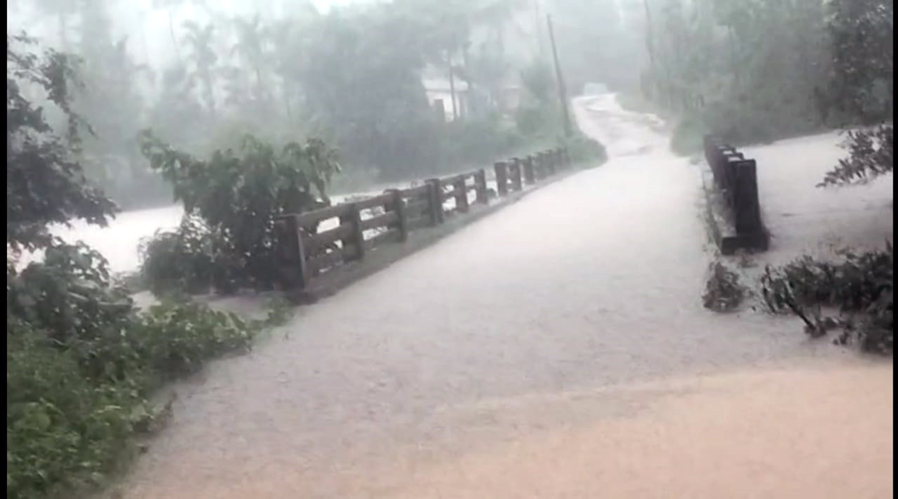 ನಾಪೋಕ್ಲು ಸಮೀಪದ ಕೊಳಕೇರಿ ಗ್ರಾಮದಿಂದ ಕೊಕೇರಿಗೆ ಸಂಪರ್ಕಿಸುವ ರಸ್ತೆಯಲ್ಲಿರುವ ಕುಪ್ಪೋಟ್ ಸೇತುವೆ ಮೇಲೆ ಸುಮಾರು ಮೂರು ಅಡಿಗಳಿಗೂ ಅಧಿಕ ನೀರು ಹರಿಯುತ್ತಿದೆ.