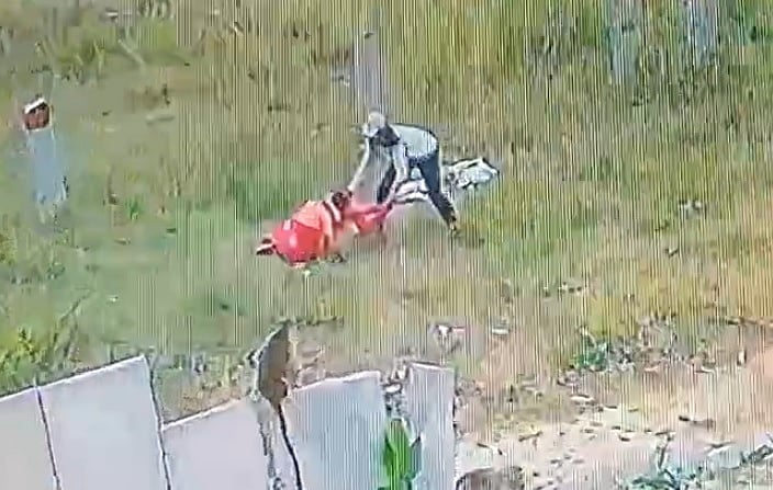 ಮುಳಬಾಗಿಲು | ಮಹಿಳೆ ಅಟ್ಟಾಡಿಸಿ ಸರ ಕೀಳಲು ಕಳ್ಳರ ಯತ್ನ: ಸಿಸಿಟಿವಿಯಲ್ಲಿ ಸೆರೆ