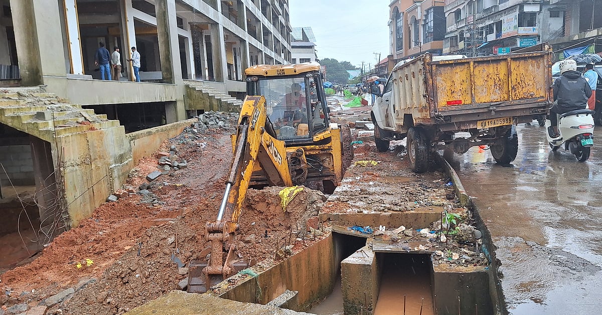 ಮಂಗಳೂರು | ದುರ್ವಾಸನೆಗೆ ಬೇಸತ್ತ ಜನರು: ಒಳಚರಂಡಿ ದುರಸ್ತಿಗೆ ಬೇಕಿದೆ ಕಾಯಕಲ್ಪ