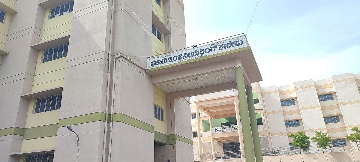 ಗಂಗಾವತಿ ಸರ್ಕಾರಿ ಎಂಜಿನಿಯರಿಂಗ್ ಕಾಲೇಜು ಕಟ್ಟಡದ ಕಳಪೆ ಕಾಮಗಾರಿ: ಇಬ್ಬರು ಅಮಾನತು