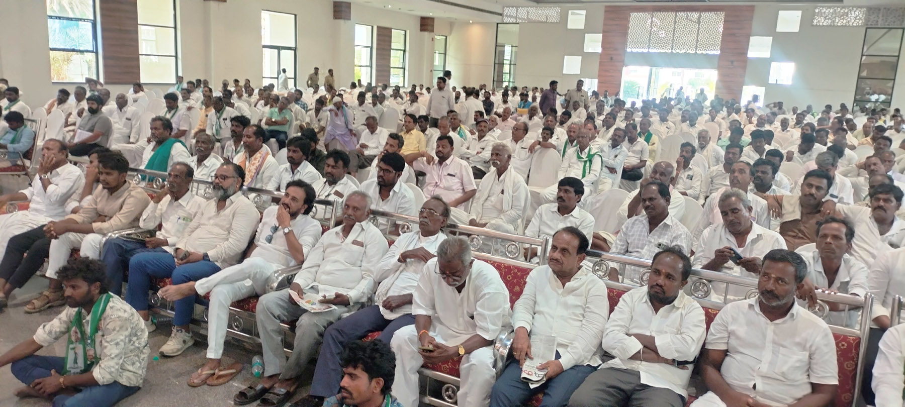 ಸಿಂಧನೂರಿನ ಯಲಮಂಚಾಲಿ ಕಮ್ಮವಾರಿ ಕಲ್ಯಾಣ ಮಂಟಪದಲ್ಲಿ ಗುರುವಾರ ಜನರೊಂದಿಗೆ ಜನತಾದಳ ಅಂಗವಾಗಿ ಪಕ್ಷದ ಸಮಾವೇಶದ ಹಾಗೂ ಸದಸ್ಯತ್ವ ಅಭಿಯಾನಕ್ಕೆ ಚಾಲನೆ ಕಾರ್ಯಕ್ರಮದಲ್ಲಿ ಸಾವಿರಾರು ಕಾರ್ಯಕರ್ತರು ಭಾಗವಹಿಸಿರುವುದು