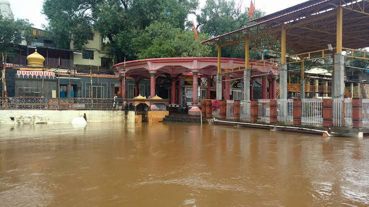  ಕೃಷ್ಣಾ ಹಾಗೂ ಪಂಚಗಂಗಾ ನದಿ ತೀರದಲ್ಲಿರುವ ಮಹಾರಾಷ್ಟ್ರದ ಸುಕ್ಷೇತ್ರ ನರಸಿಂಹವಾಡಿ ಯ ದತ್ತ ಮಂದಿರ ಜಲಾವೃತಗೊಂಡಿರುವುದು.