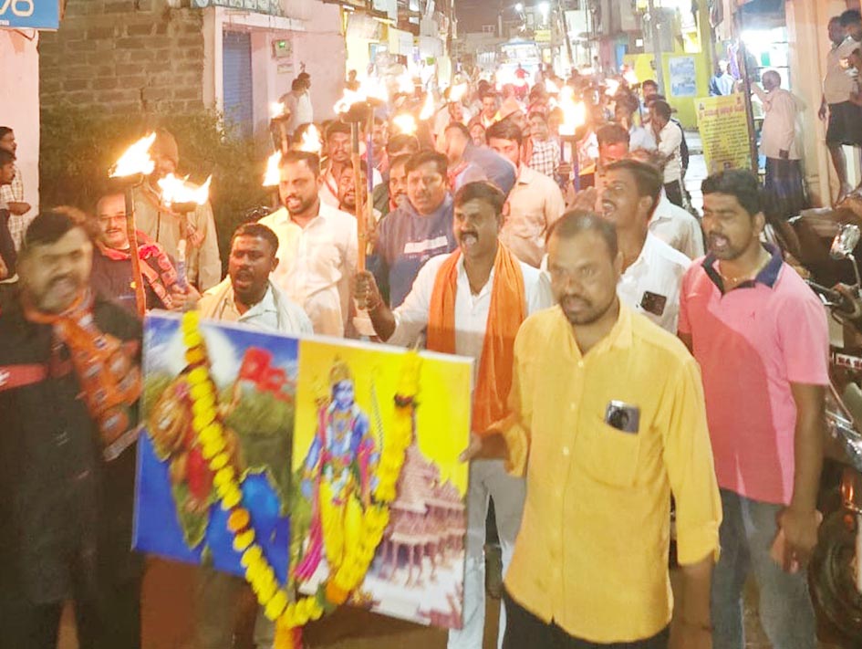 ಚಿತ್ರಾವಳಿ: ಧಾರವಾಡ ತಾಲ್ಲೂಕಿನ ಅಮ್ಮಿನಬಾವಿ ಗ್ರಾಮದಲ್ಲಿ ಭಾರತದ ಆಗಿನ ಪ್ರಧಾನಮಂತ್ರಿ ಇಂದಿರಾ ಗಾಂಧಿ ದೇಶದಲ್ಲಿ ತುರ್ತು ಪರಿಸ್ಥಿತಿ(ಎಮರ್ಜೆನ್ಸಿ) ಹೇರಿದ್ದನ್ನು ಖಂಡಿಸಿ ಧಾರವಾಡ ಗ್ರಾಮೀಣ ಮಂಡಲ ಬಿಜೆಪಿ ವತಿಯಿಂದ ಬುಧವಾರ ಪಂಜಿನ ಮೆರವಣಿಗೆ ಮಾಡಿದರು.